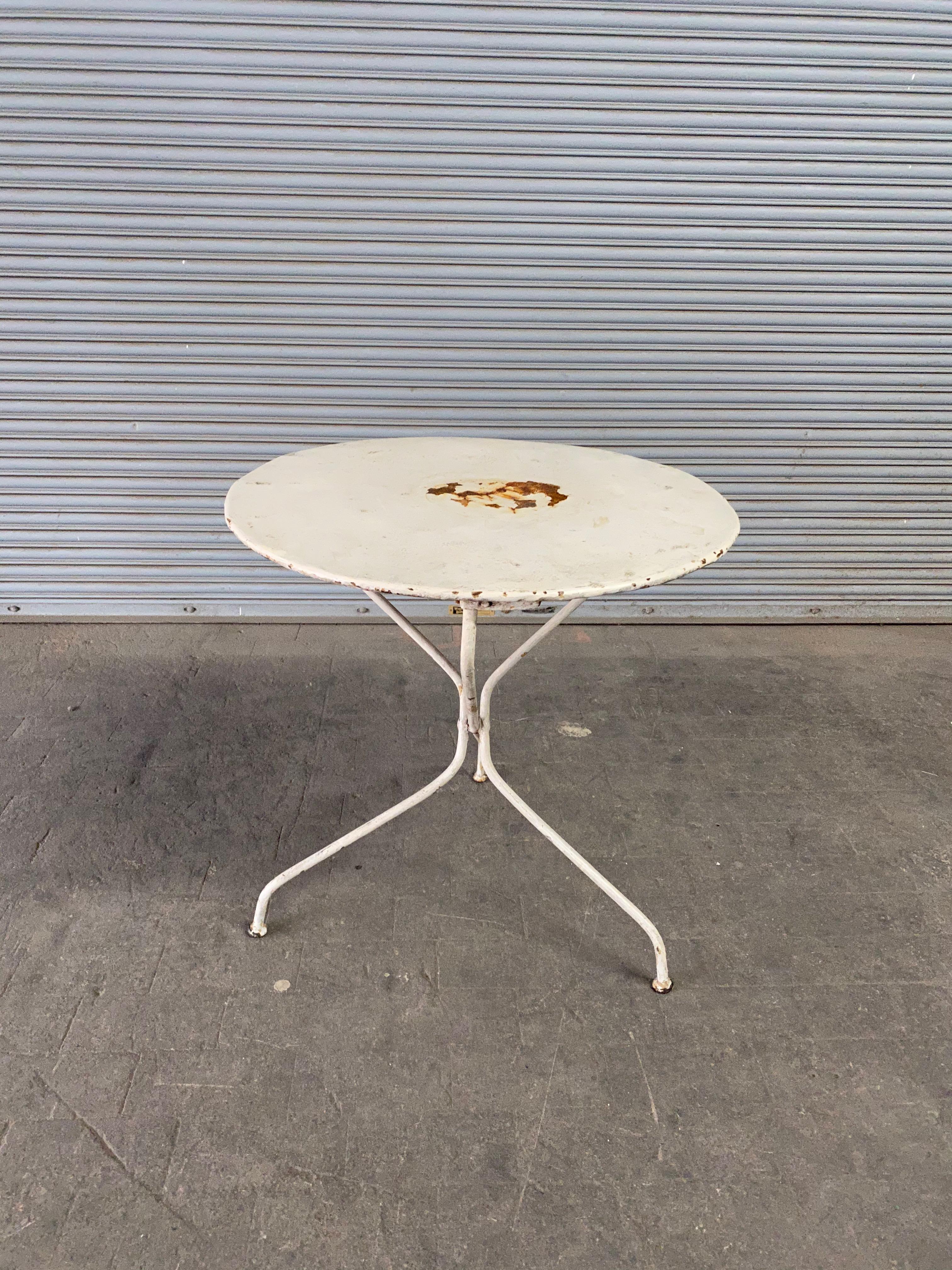 Small Round Painted French Bistro Table In Good Condition In Buchanan, NY