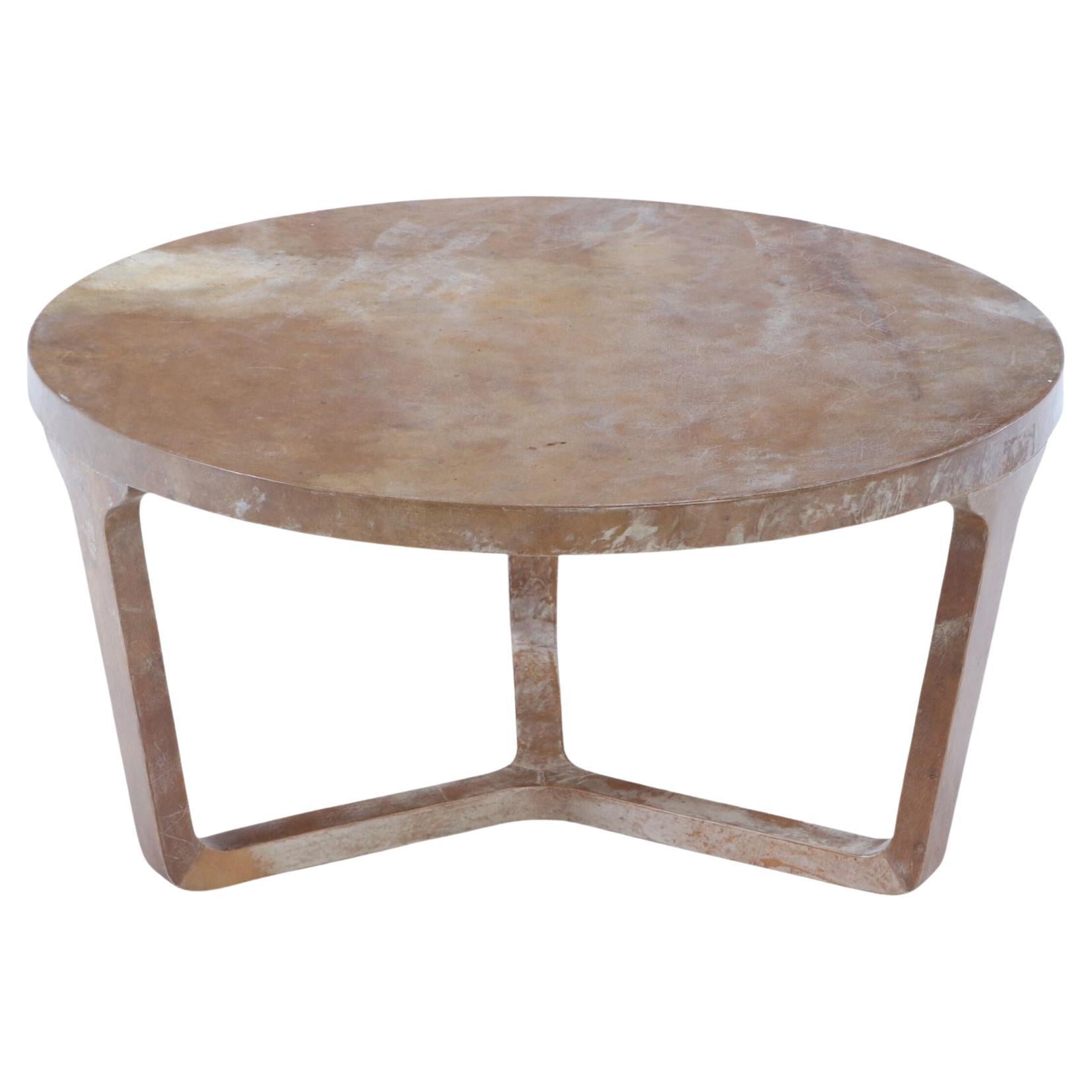 Petite table basse ronde recouverte de parchemin.