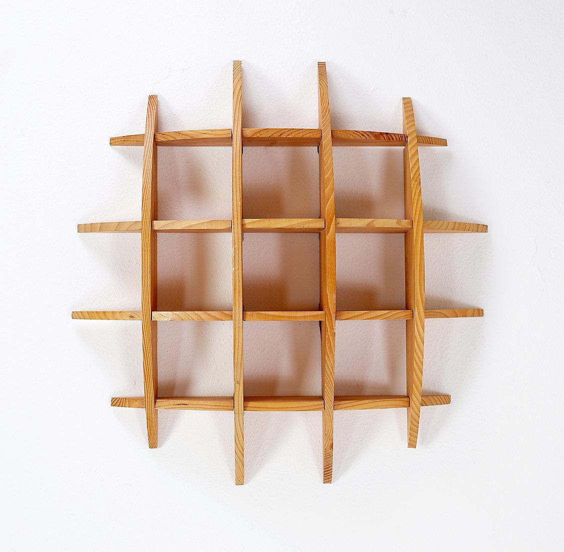 Piccole mensole rotonde in pino Ø55,5 cm
Mensola da parete a sfera piccola -  Ideale per esporre piccoli oggetti in ogni scomparto.
Scaffale - Minimalista - Decorazione da parete
Misure: Ø55,5cm 11.5cm 
Materiale: Wood
Usura coerente con l'età e