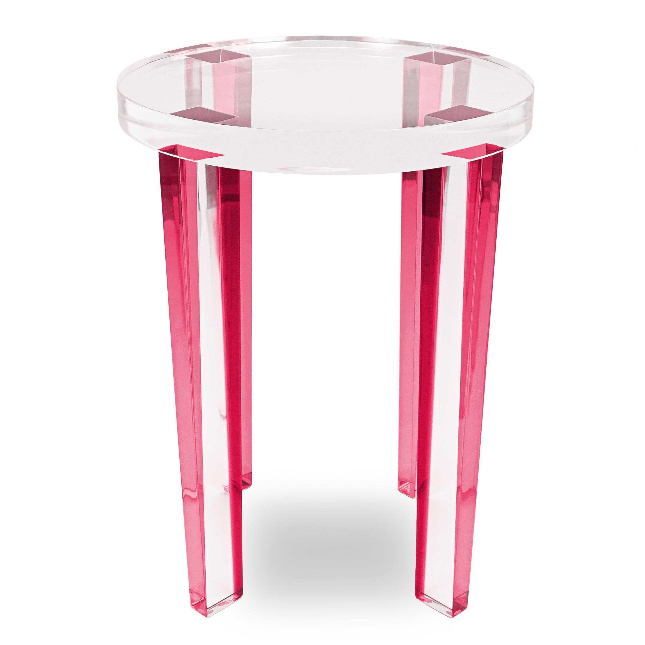 Dieser runde Beistelltisch aus Lucite besteht aus pinkfarbenen Lucite-Beinen und einer klaren Lucite-Platte. Dieser kleine Beistelltisch reflektiert das Licht und sorgt für eine große Wirkung.

Gesamt: 15 