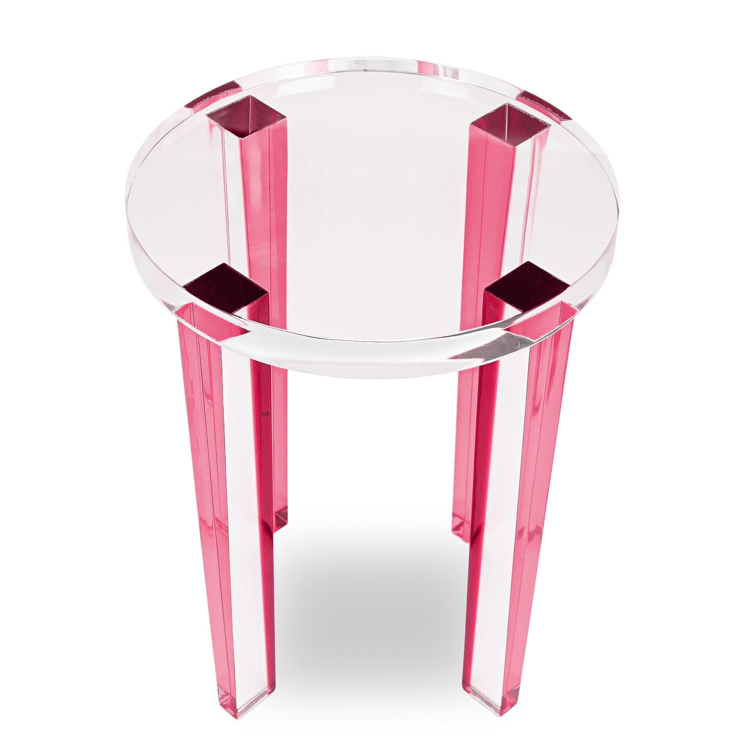 Kleiner runder rosa/beerfarbener Lucite-Beistelltisch (amerikanisch) im Angebot