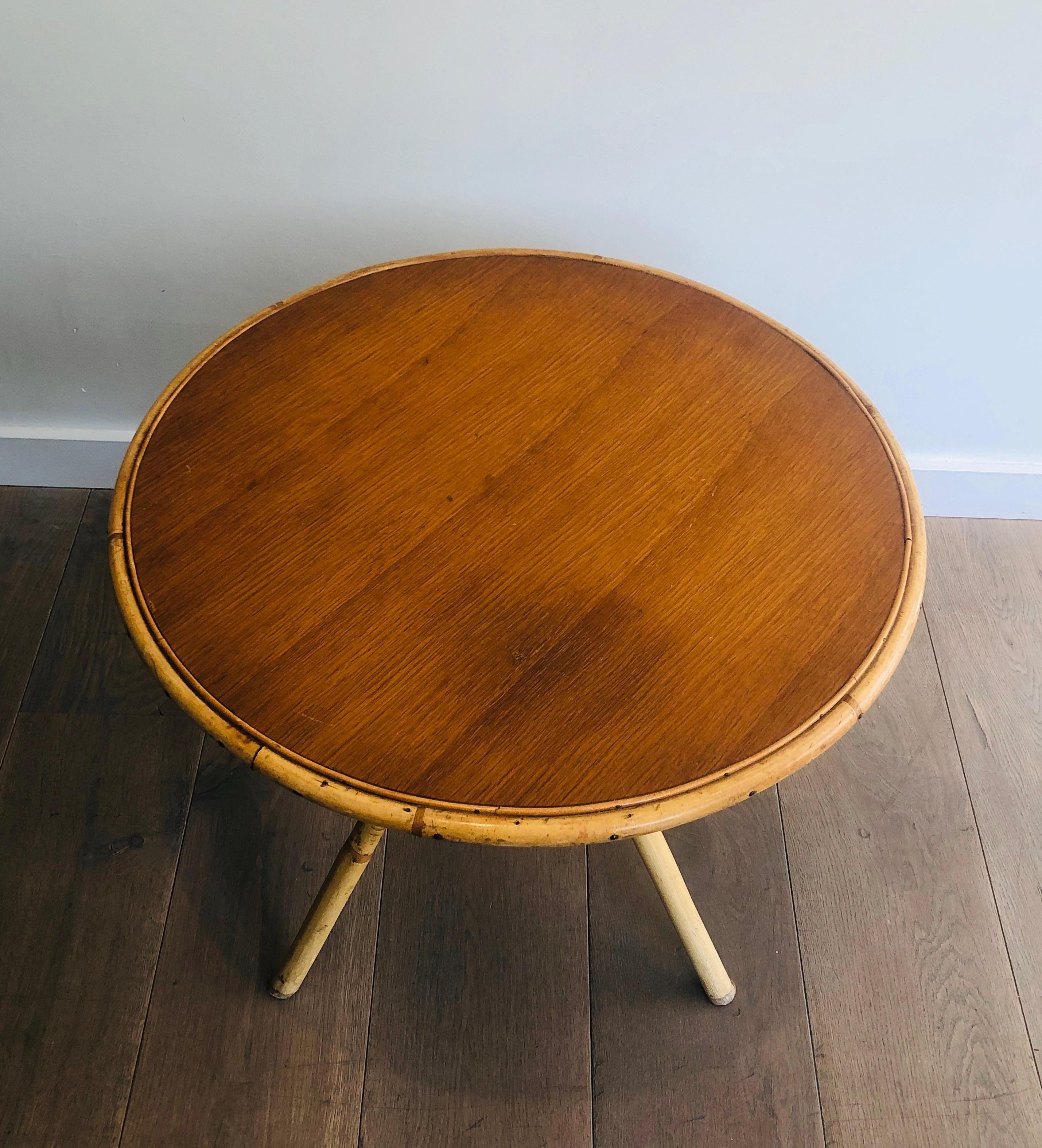 Small Round Rattan Coffee Table with Wooden Top, French, circa 1970 In Good Condition In Marcq-en-Barœul, Hauts-de-France