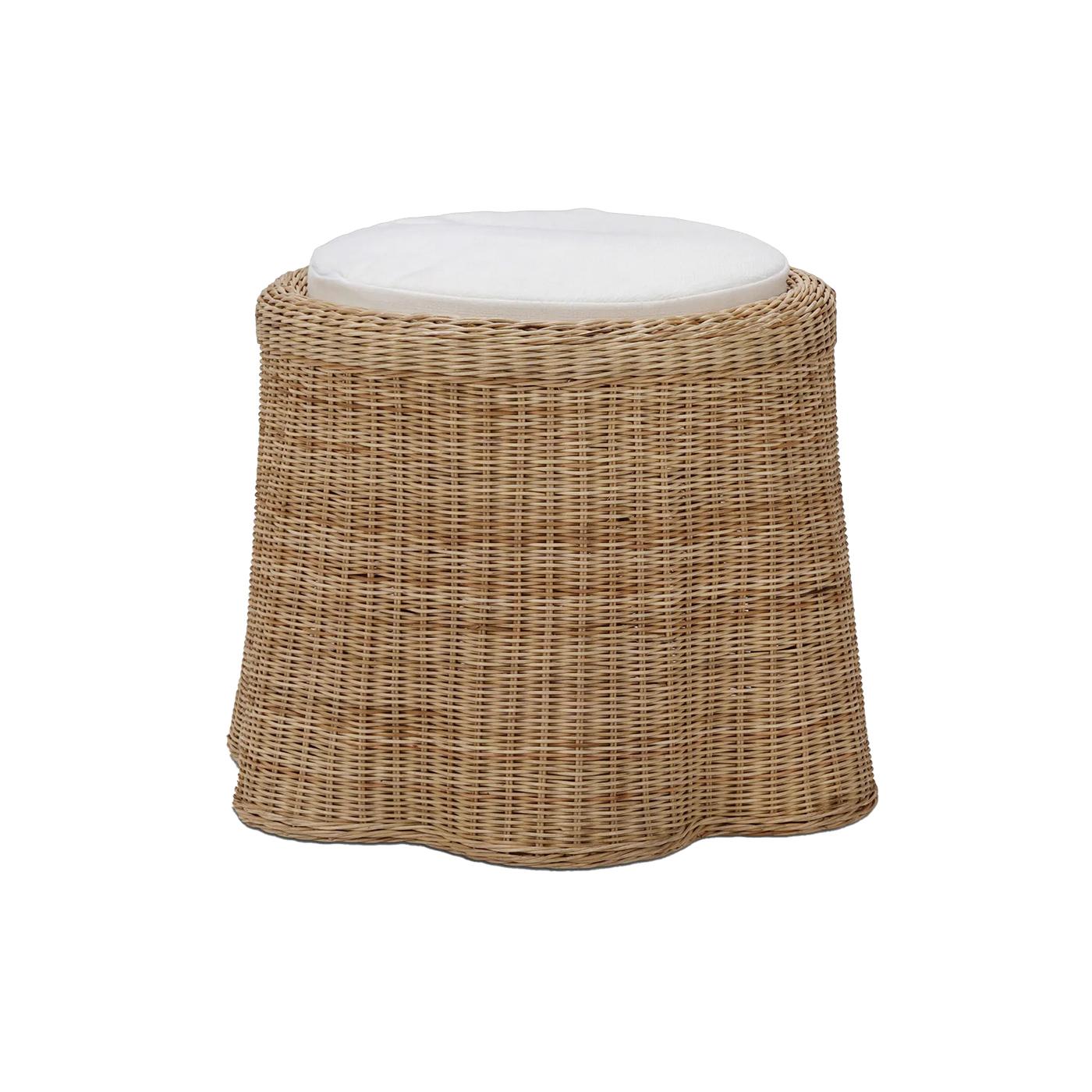 Fabriqué en rotin de haute qualité, ce tabouret rond présente une charmante finition naturelle qui ajoute une ambiance chaleureuse et accueillante à votre décor et dispose d'un coussin rond rembourré blanc arctique. La forme ronde et les courbes