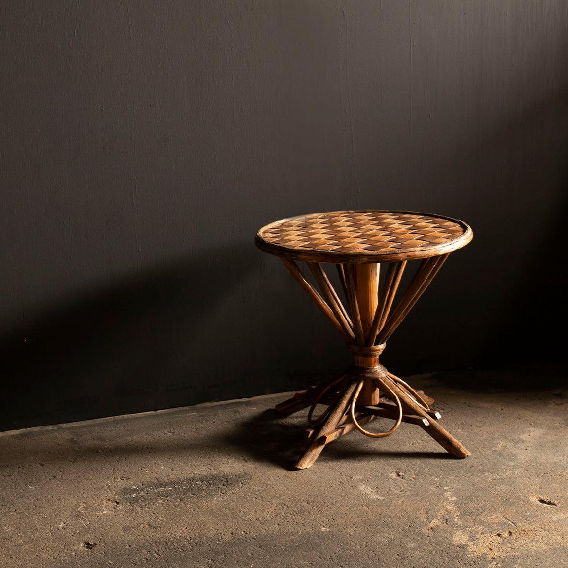 Table d'appoint de Pascal Raffier Vannerie, fabricant de meubles traditionnels français, qui avait été utilisé par Corbusier et Perriand pour leurs projets.