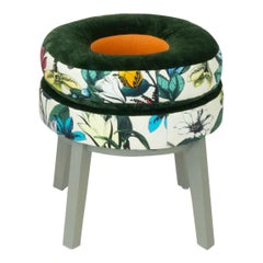 Petit tabouret rond en velours vert et tissu à motifs floraux papillons