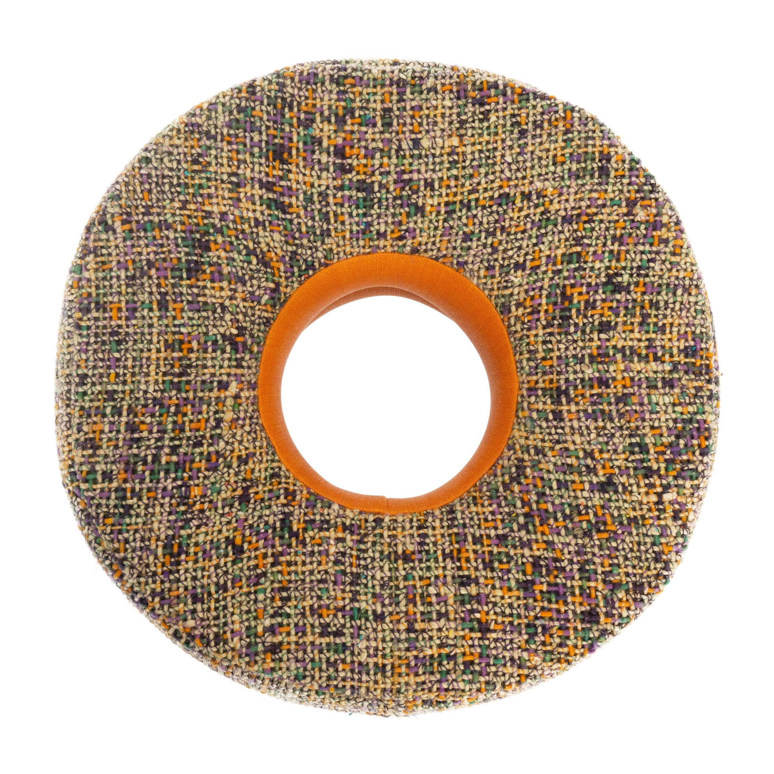 Runder Hocker mit Tweed-Polsterung und orangefarbenem Vinyl-Akzent im Zustand „Neu“ im Angebot in Greenwich, CT