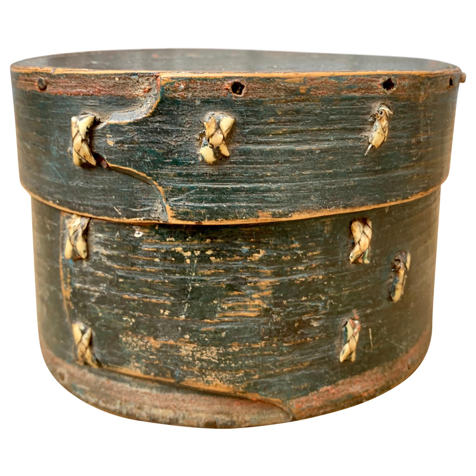 Eine kleine schwedische Volkskunstdose aus dem 18. Jahrhundert mit Originalfarbe.
Das Kästchen wird wahrscheinlich zur Aufbewahrung von Schmuck und anderen wertvollen Gegenständen verwendet. Die Schachtel ist mit der Inschrift ANNO 1792 DEN 27