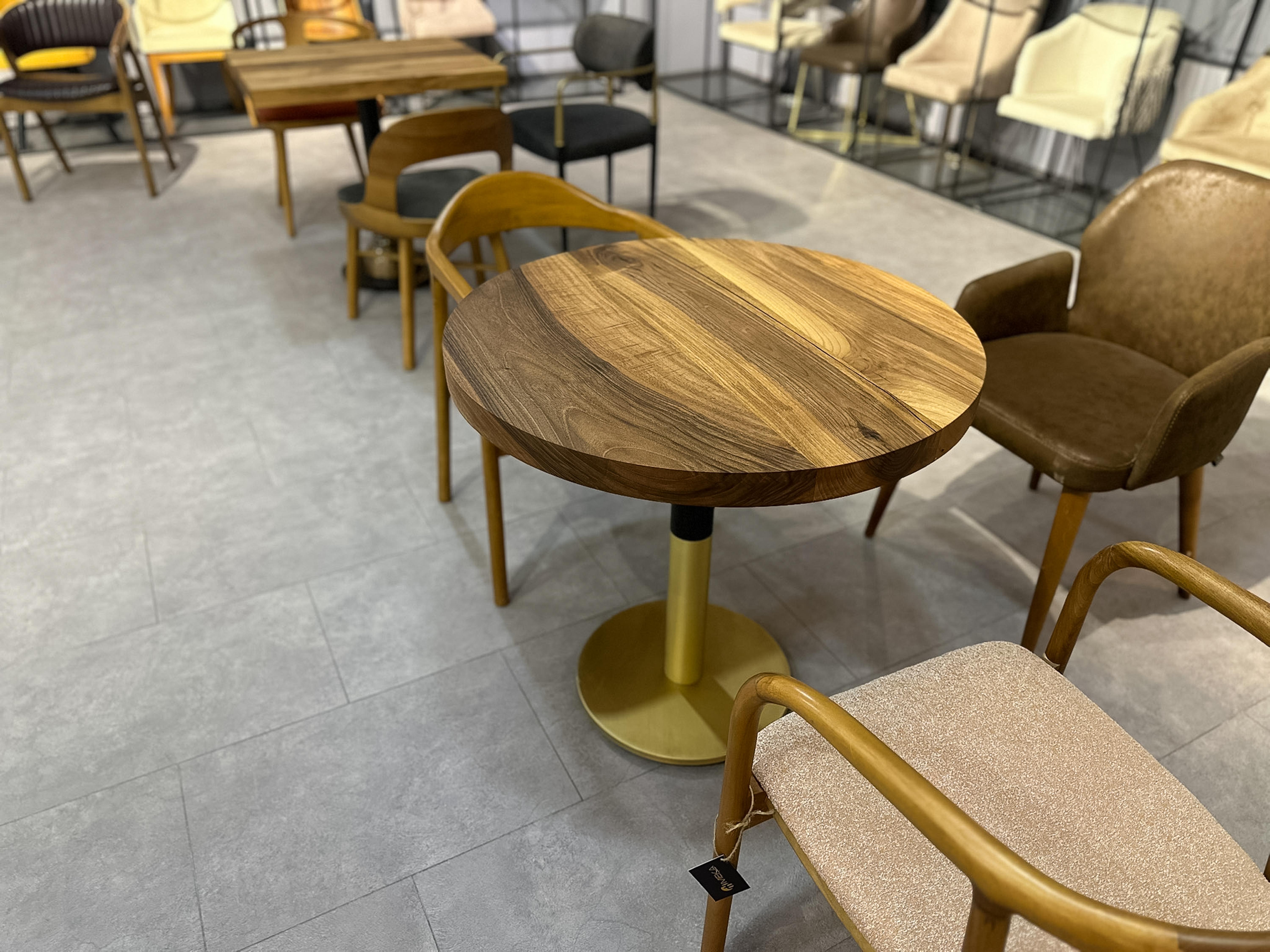 XXIe siècle et contemporain Table ronde en noyer faite à la main - Table de salle à manger ronde en noyer noir - Table sur mesure en vente