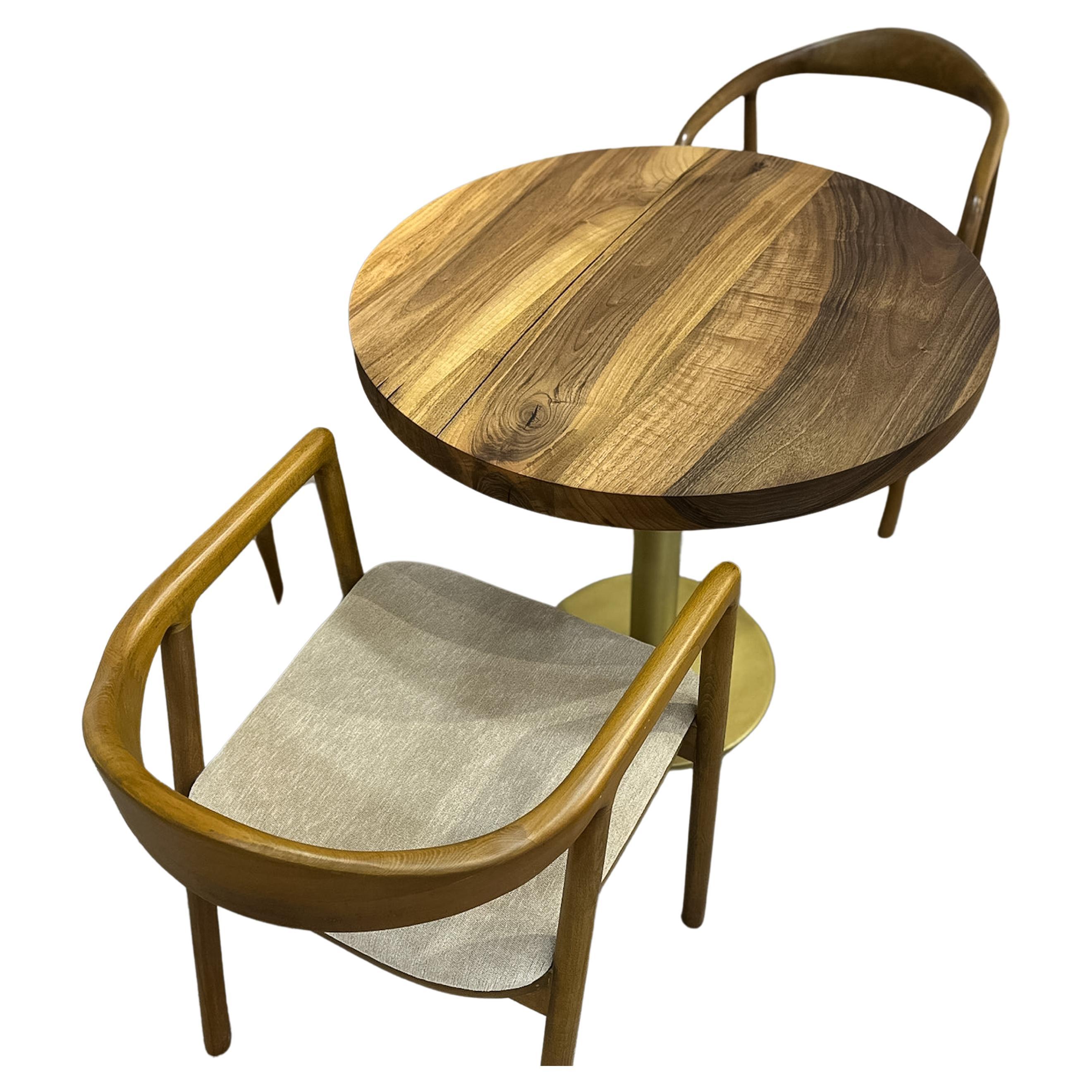 Cette table ronde en bois est fabriquée en bois de noyer turc de haute qualité, connu pour ses couleurs chaudes et ses belles textures.

 Vous pouvez l'utiliser comme table de salle à manger, comme point focal dans votre espace de vie ou comme 