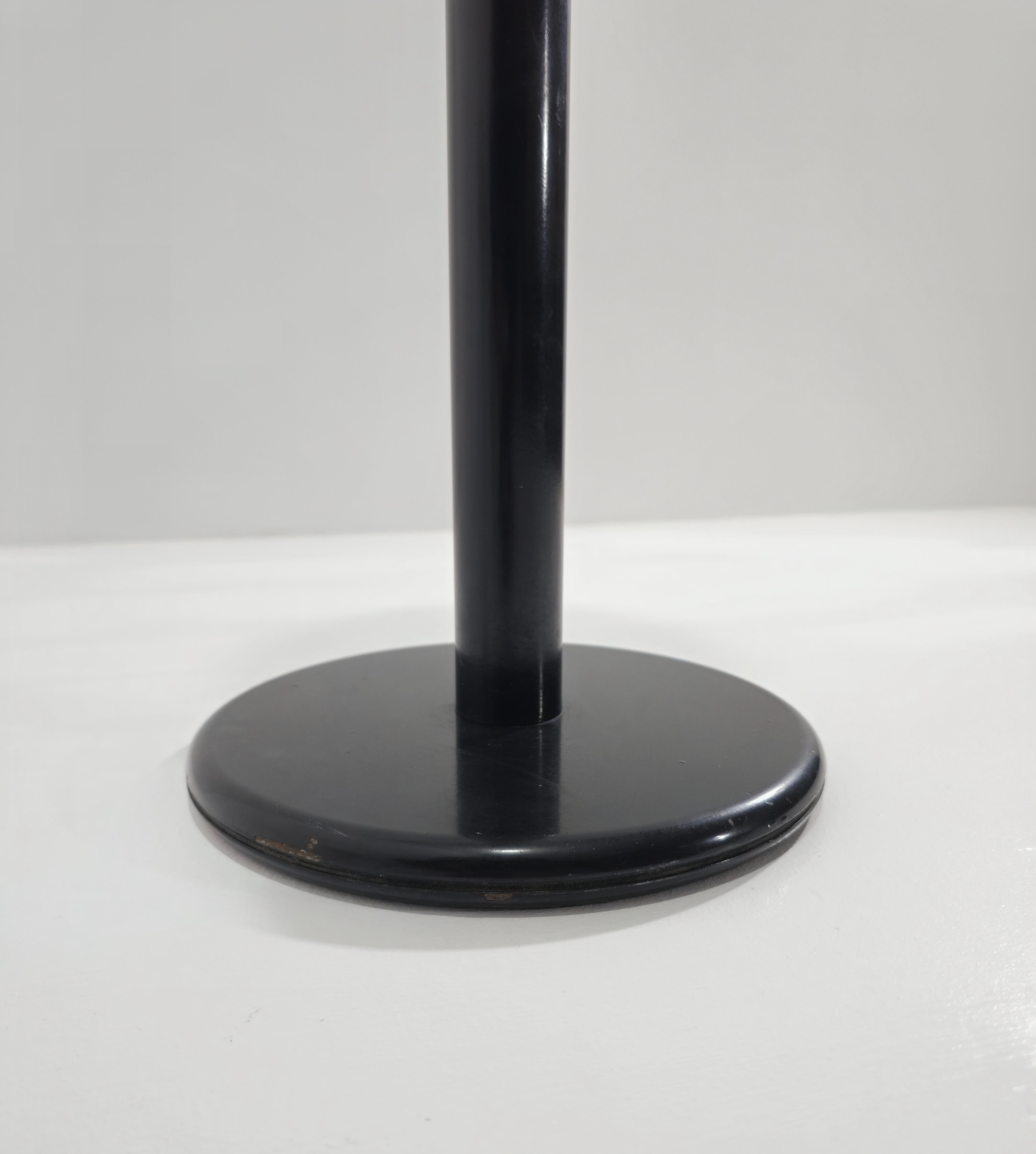 Mid-Century Modern Petite table ronde italienne moderne mi-siècle avec plateau en laiton et base noire, années 1960 en vente