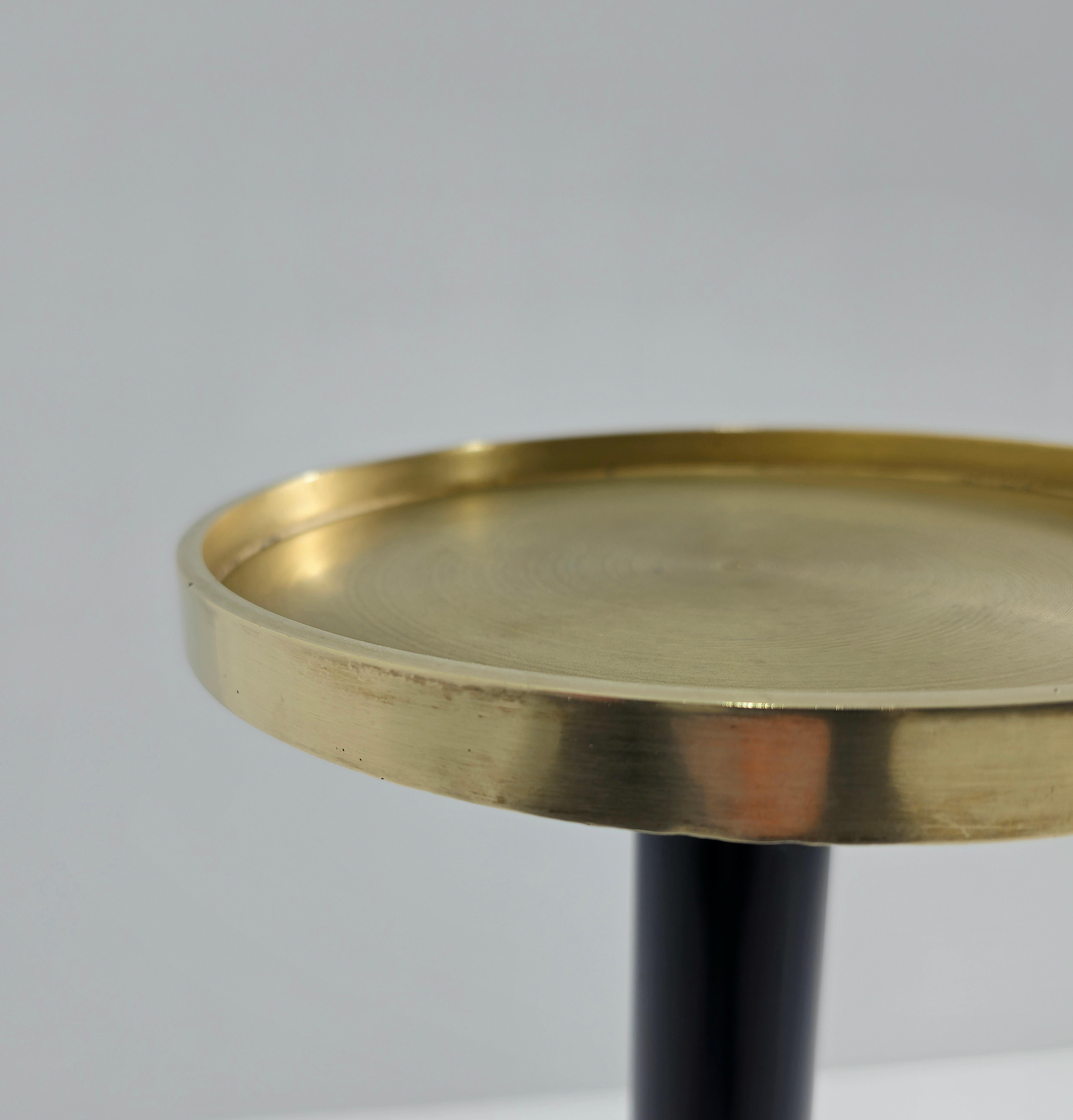 Émaillé Petite table ronde italienne moderne mi-siècle avec plateau en laiton et base noire, années 1960 en vente