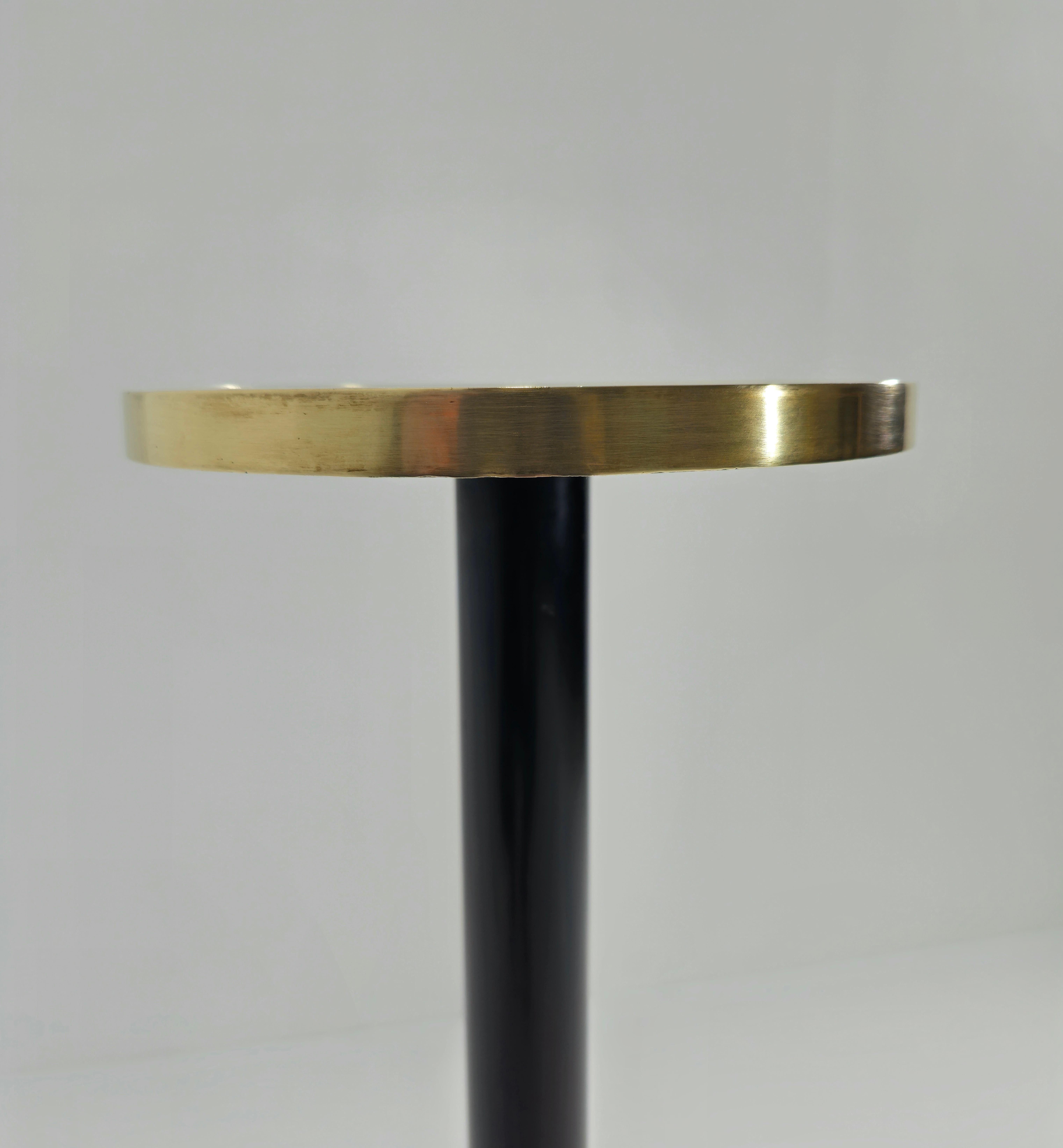 Petite table ronde italienne moderne mi-siècle avec plateau en laiton et base noire, années 1960 Bon état - En vente à Palermo, IT