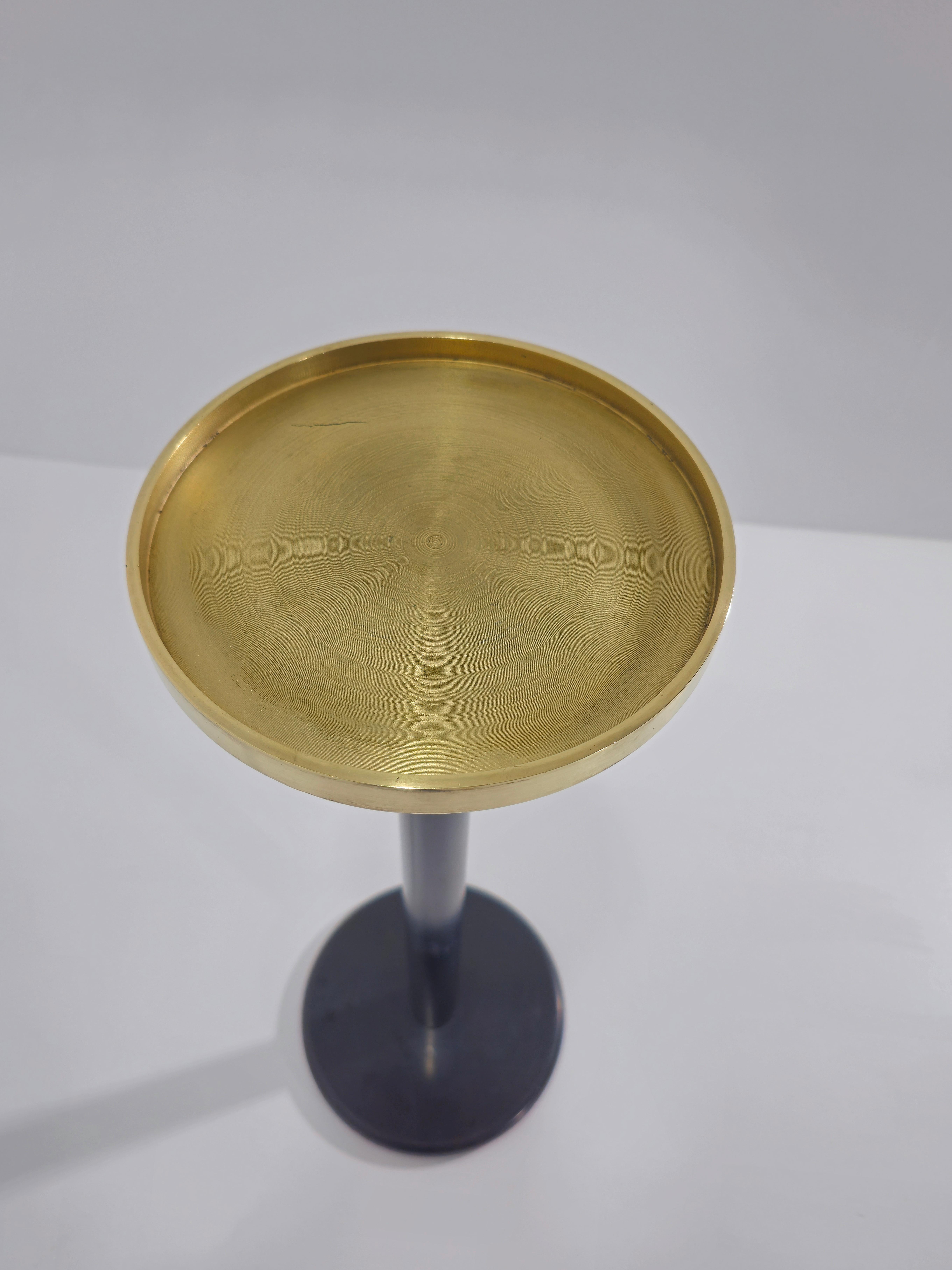 20ième siècle Petite table ronde italienne moderne mi-siècle avec plateau en laiton et base noire, années 1960 en vente