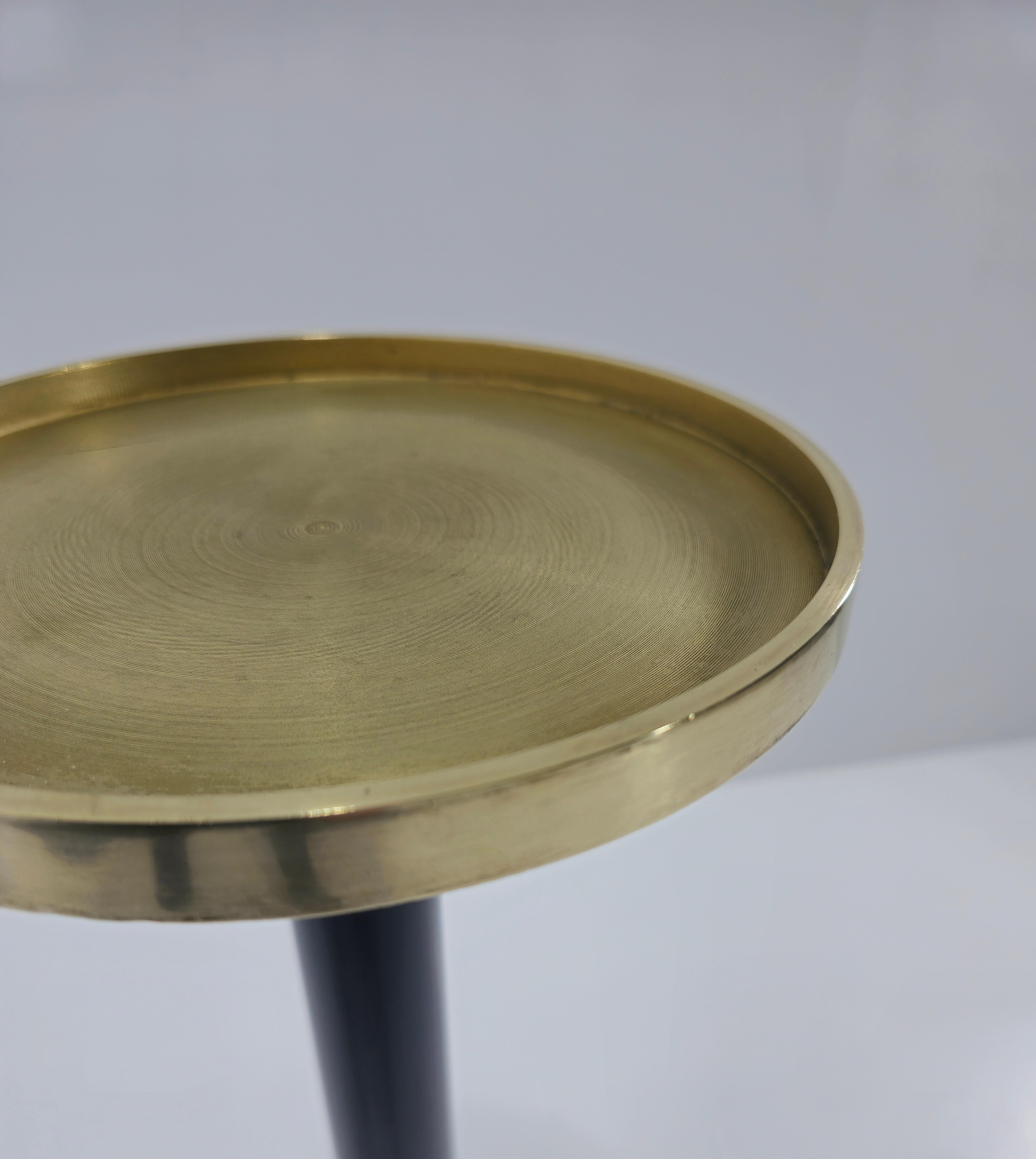 Métal Petite table ronde italienne moderne mi-siècle avec plateau en laiton et base noire, années 1960 en vente