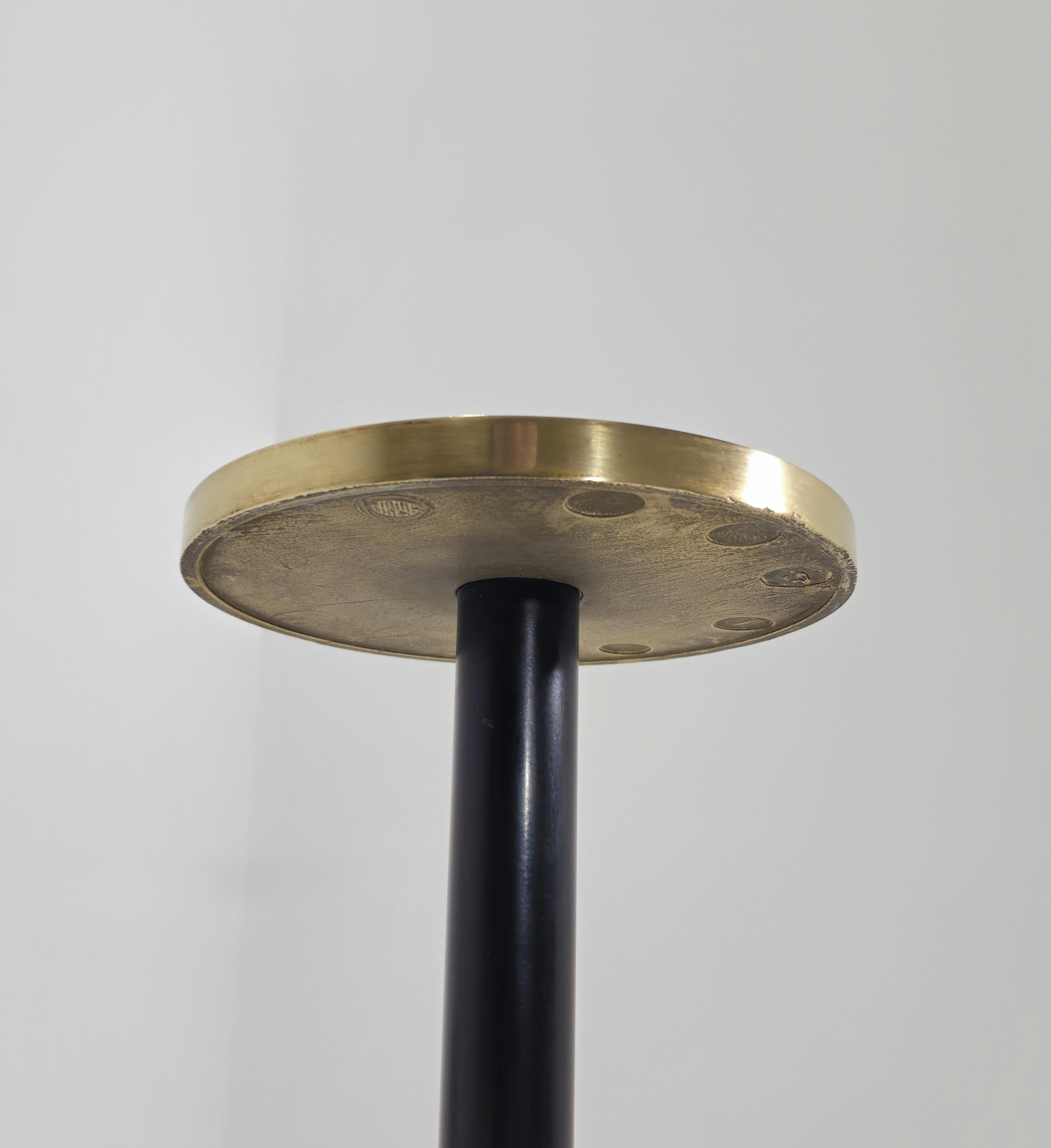 Petite table ronde italienne moderne mi-siècle avec plateau en laiton et base noire, années 1960 en vente 1