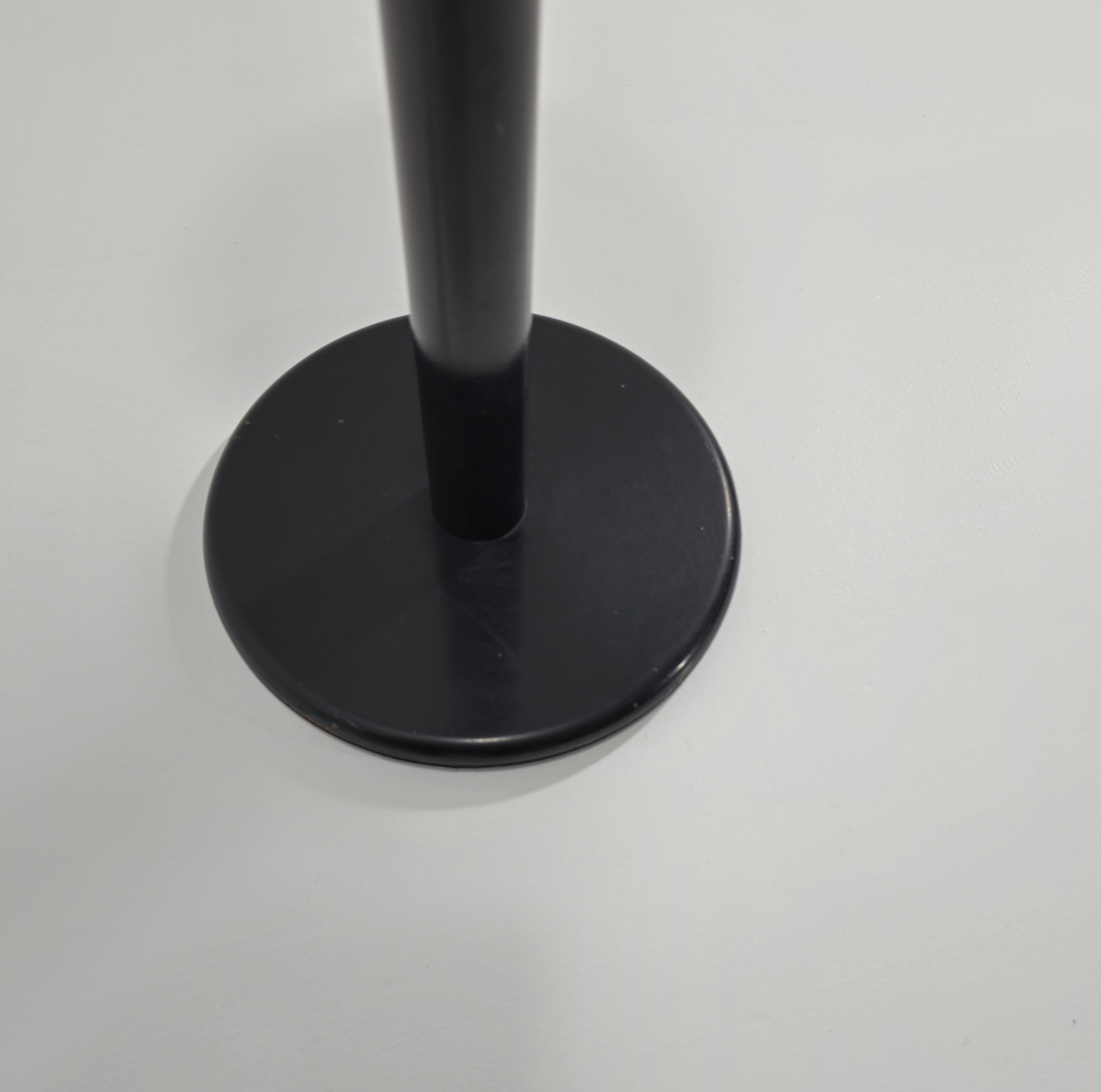 Petite table ronde italienne moderne mi-siècle avec plateau en laiton et base noire, années 1960 en vente 2