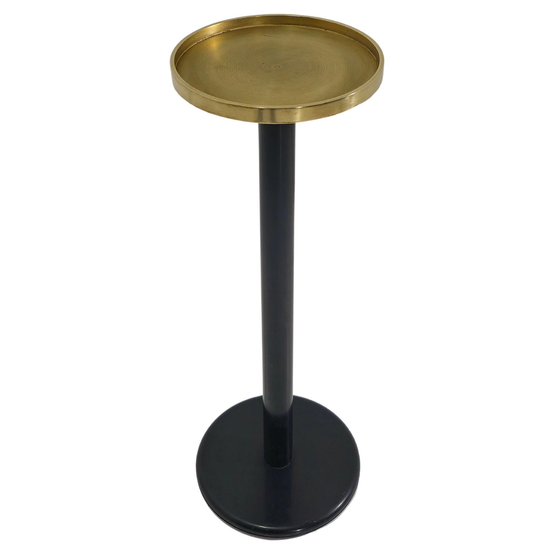 Petite table ronde italienne moderne mi-siècle avec plateau en laiton et base noire, années 1960 en vente