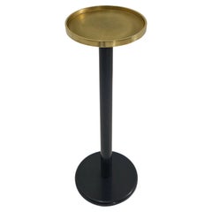 Tavolino rotondo con piano in ottone e base nera Mid-Century Modern Italy 1960s