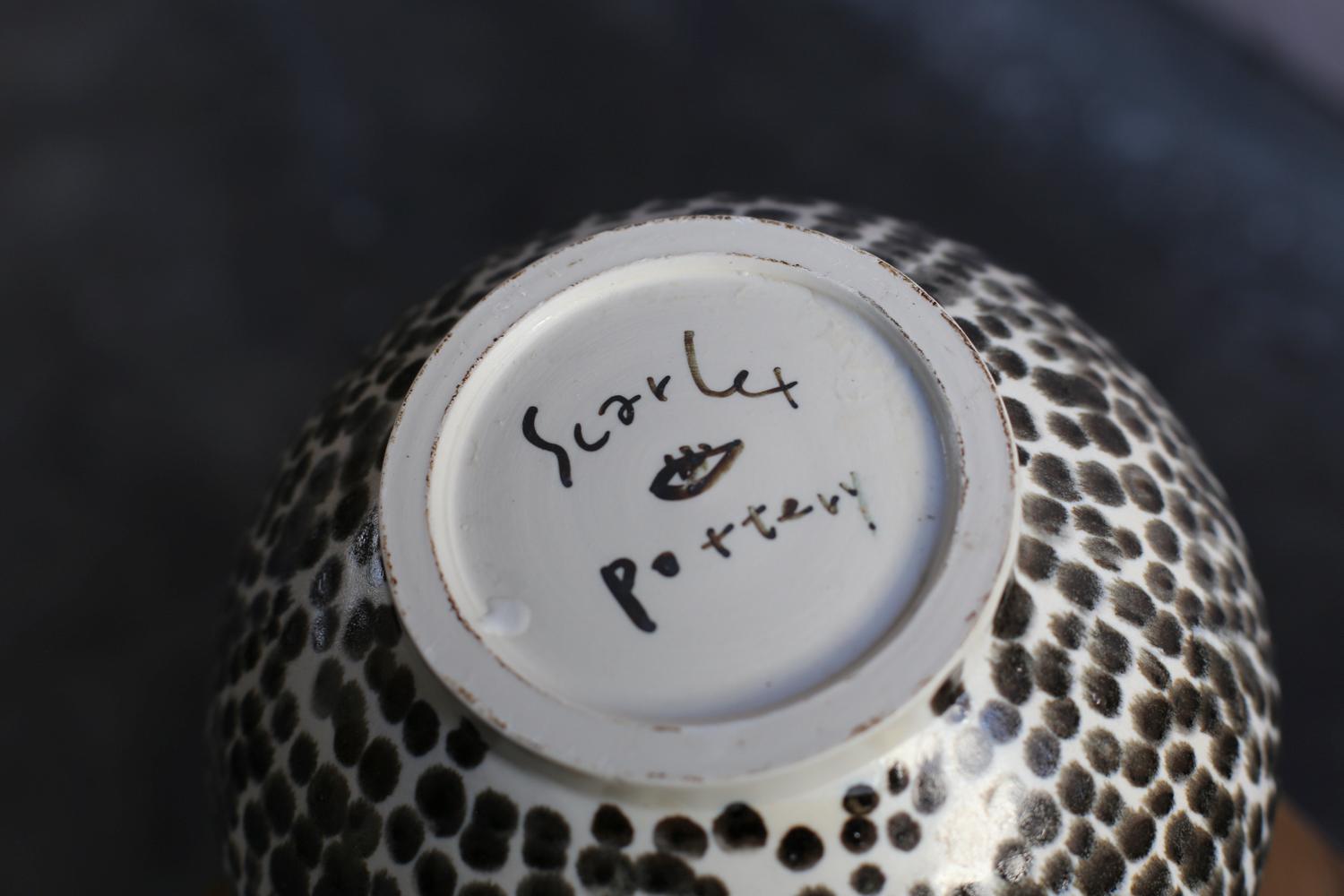 Jarrón redondo pequeño con pintura de puntos de Scarlet Pottery en venta 2