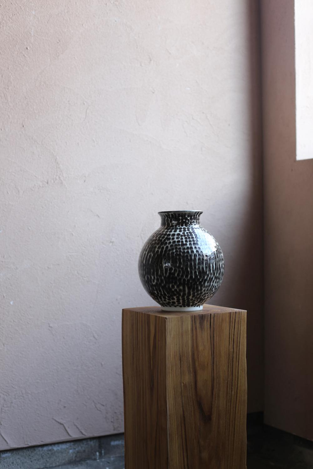 Jarrón redondo pequeño con pintura de puntos de Scarlet Pottery en venta 3