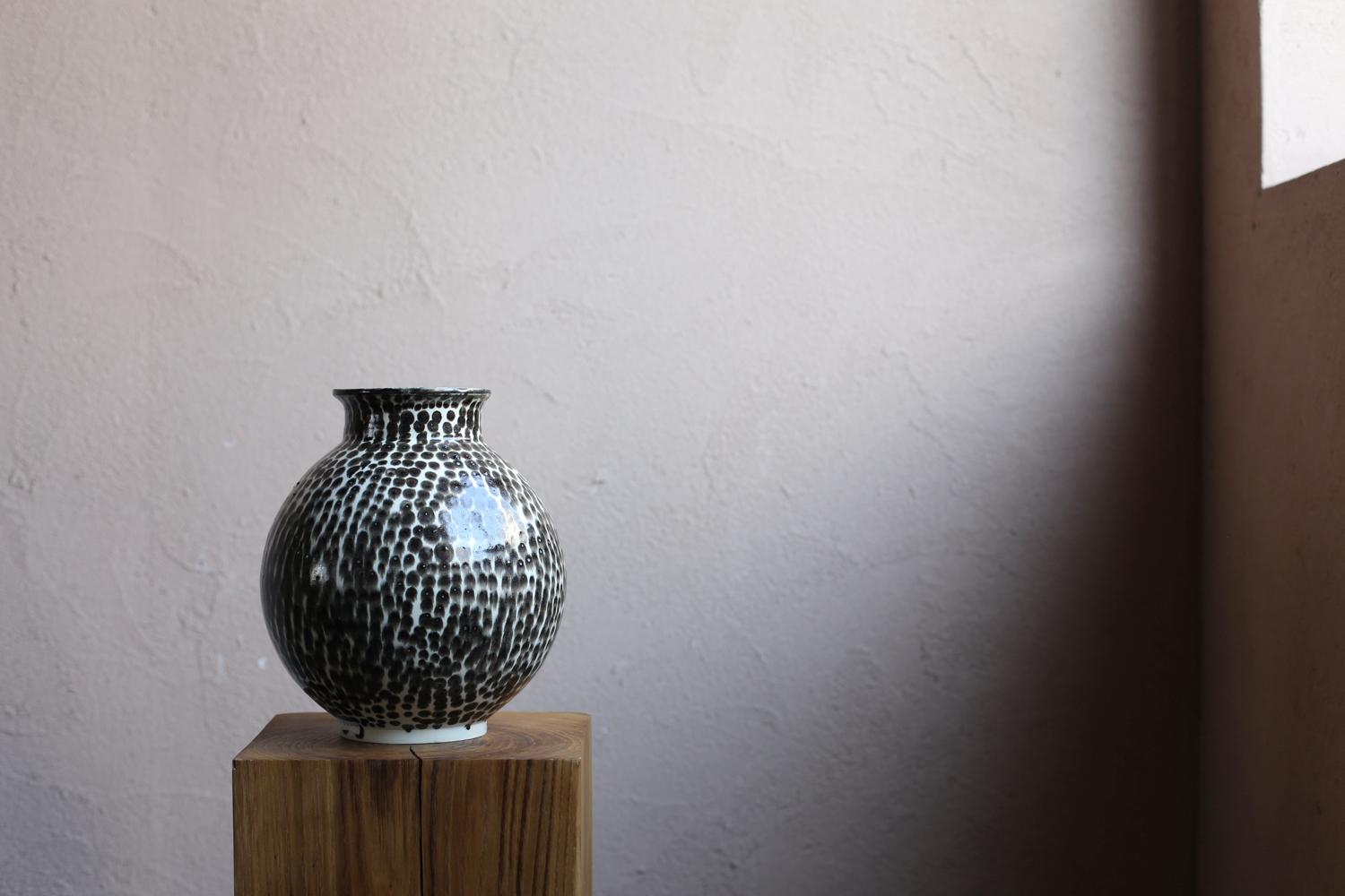 Jarrón redondo pequeño con pintura de puntos de Scarlet Pottery Japonismo en venta