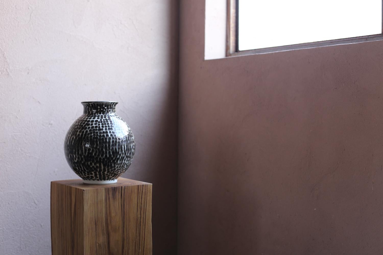 Jarrón redondo pequeño con pintura de puntos de Scarlet Pottery Japonés en venta