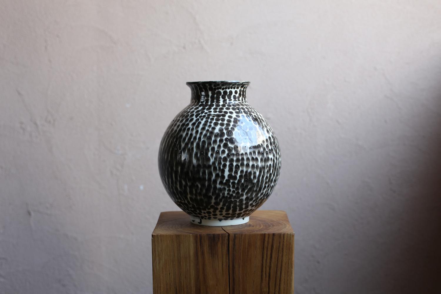 Jarrón redondo pequeño con pintura de puntos de Scarlet Pottery Hecho a mano en venta