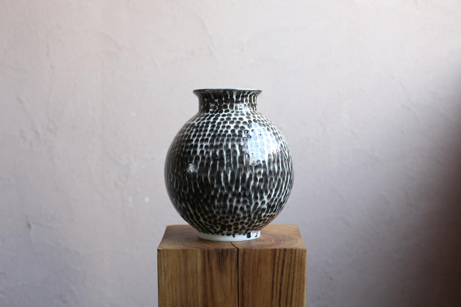 Jarrón redondo pequeño con pintura de puntos de Scarlet Pottery en Bueno estado para la venta en Sammu-shi, Chiba
