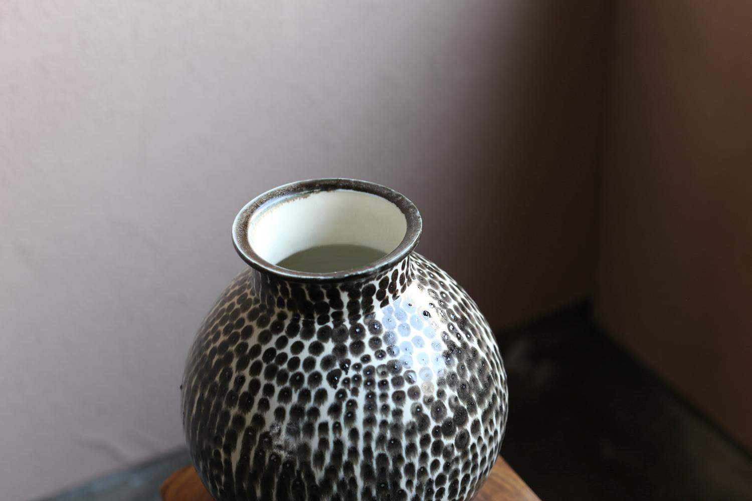 Jarrón redondo pequeño con pintura de puntos de Scarlet Pottery Siglo XXI y contemporáneo en venta