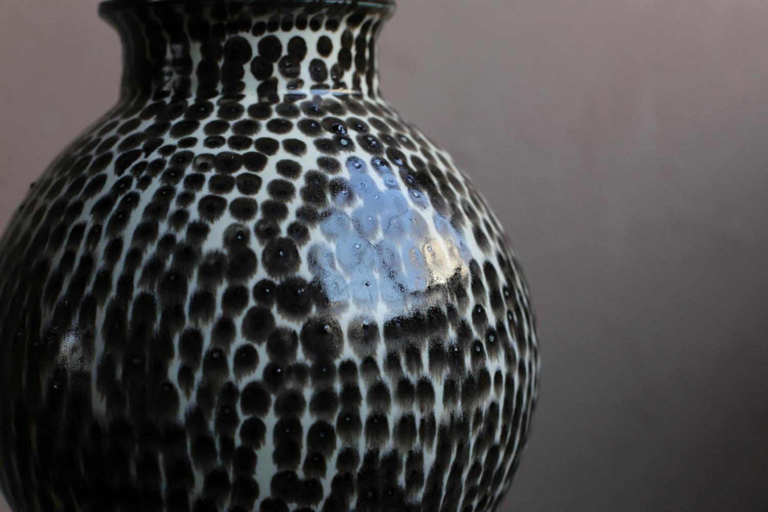 Jarrón redondo pequeño con pintura de puntos de Scarlet Pottery Porcelana en venta
