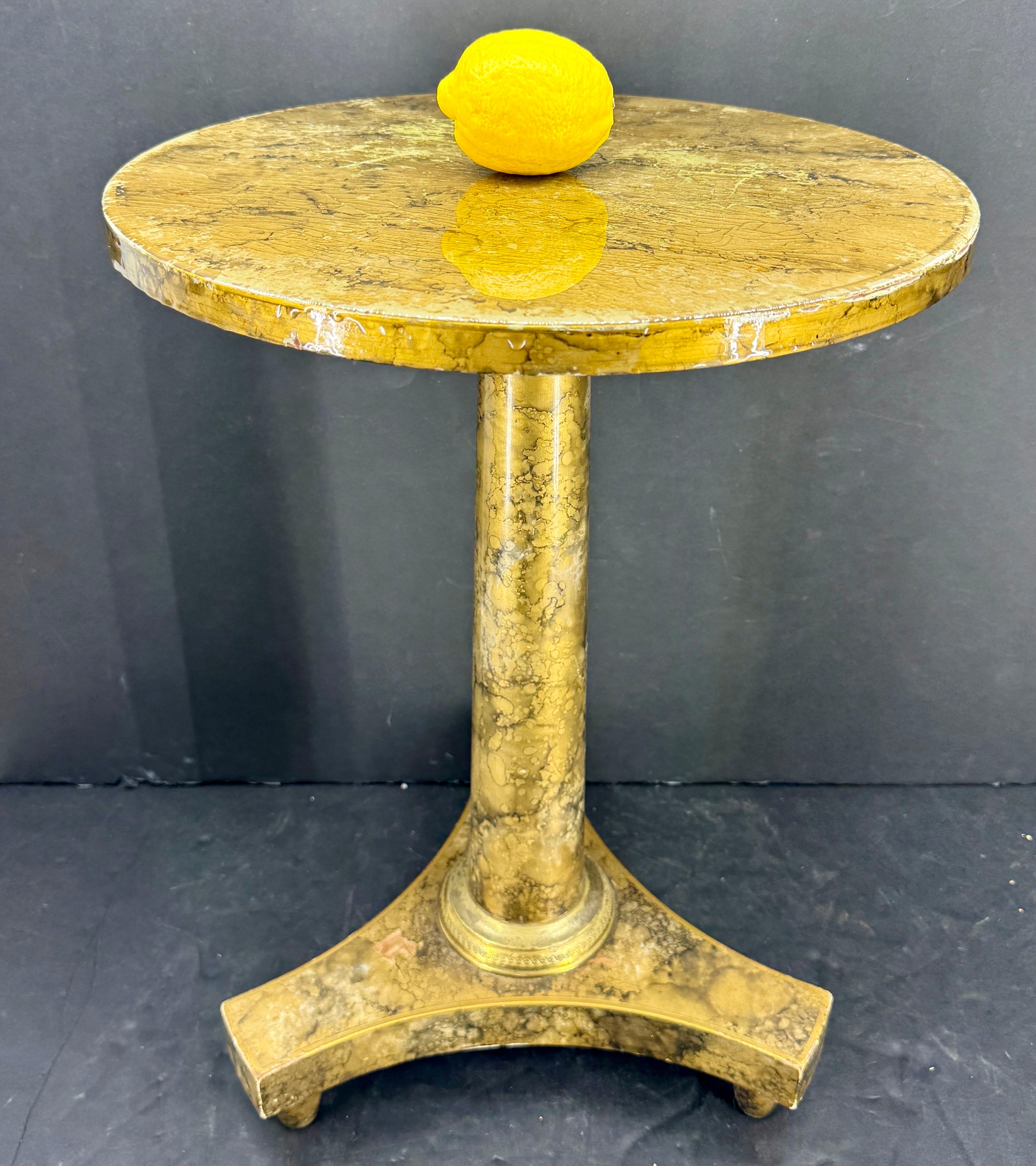 Ce rare guéridon Baker à piédestal rond et doré est doté d'une quincaillerie en bronze de style Napoléon. Cette table d'appoint serait parfaite à côté d'une chaise dans un salon formel ou informel ou dans une bibliothèque. Marqué d'une plaque en