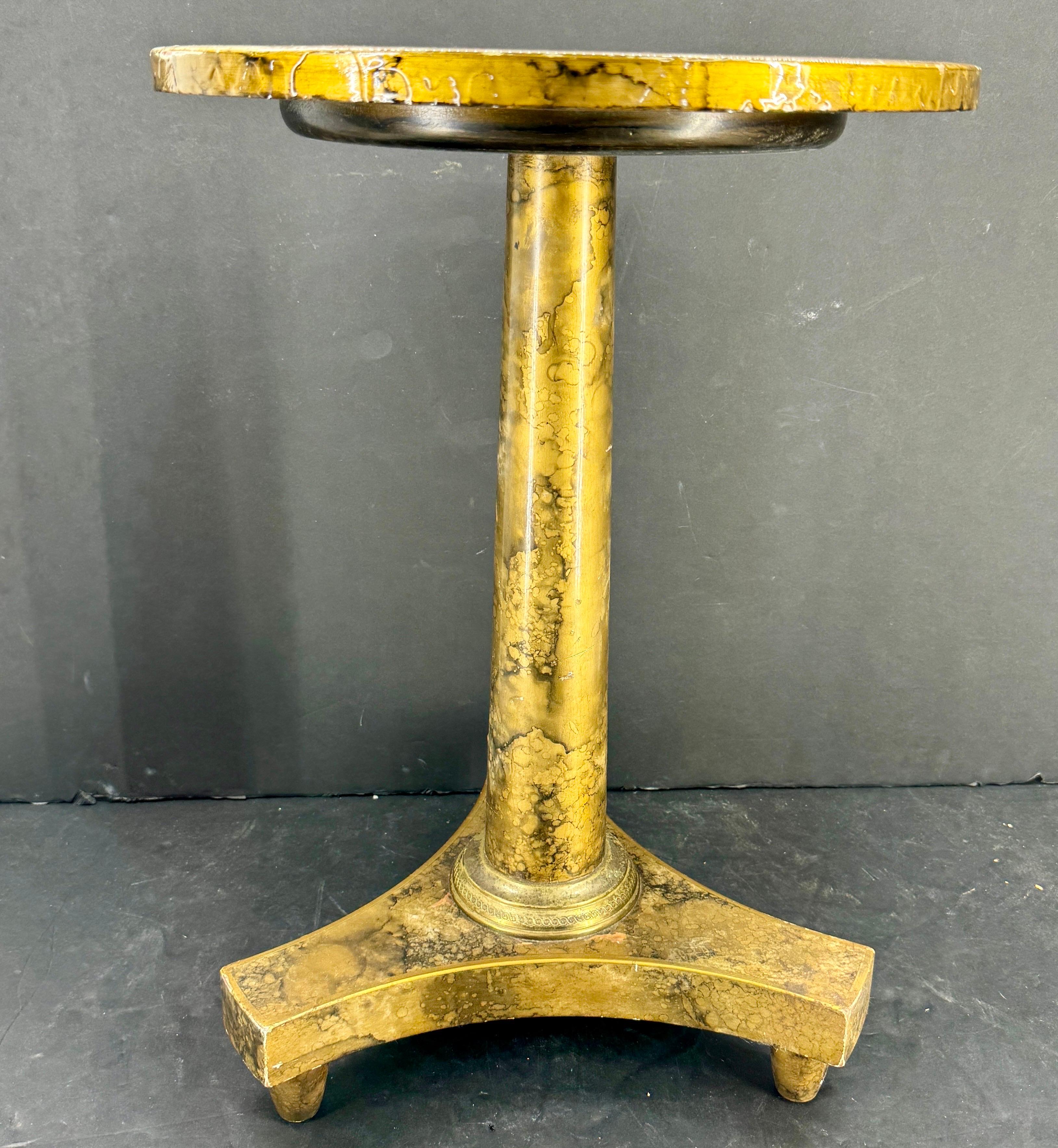 Empire Petite table à piédestal vintage Baker en trompe-l'œil doré en vente