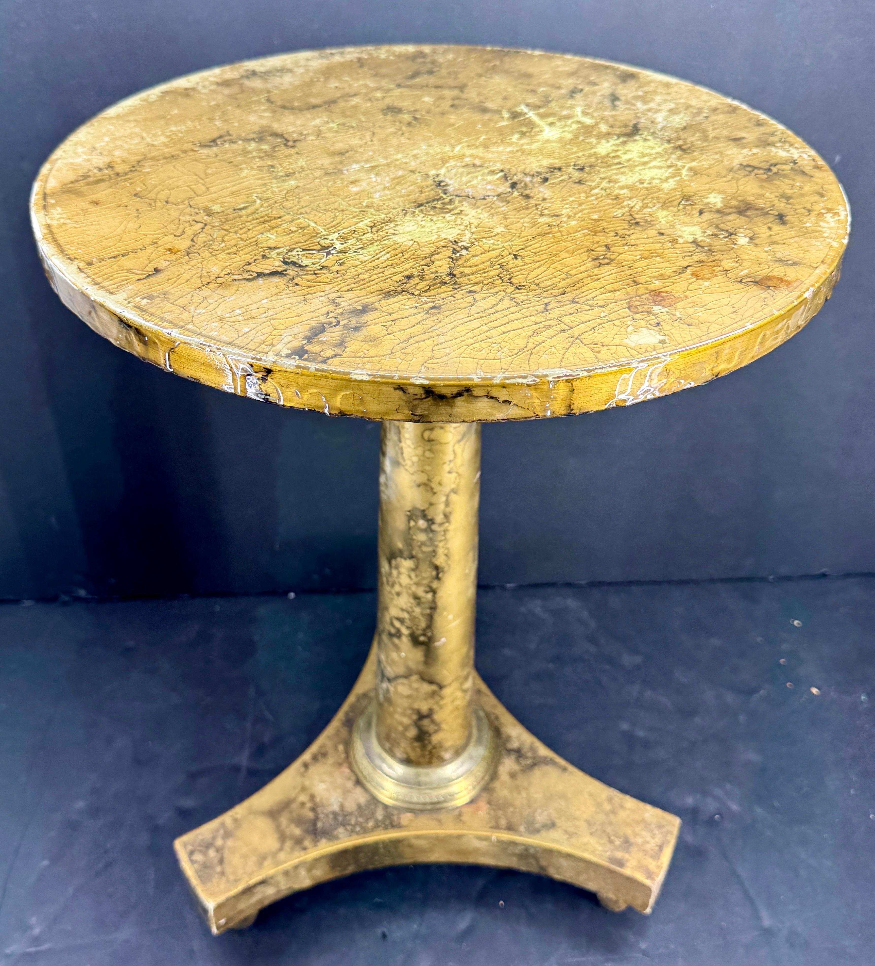 Américain Petite table à piédestal vintage Baker en trompe-l'œil doré en vente