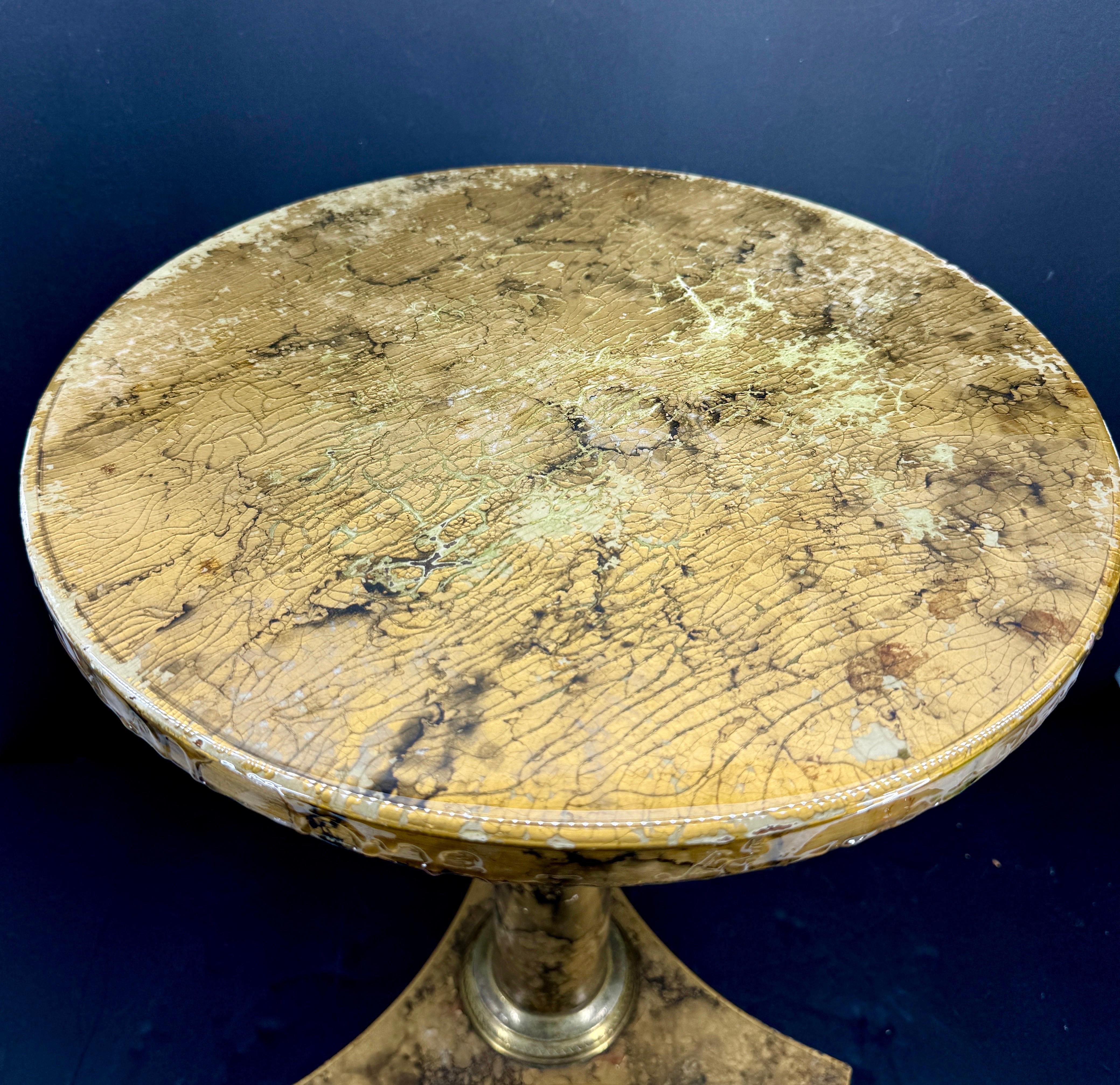 Fait main Petite table à piédestal vintage Baker en trompe-l'œil doré en vente