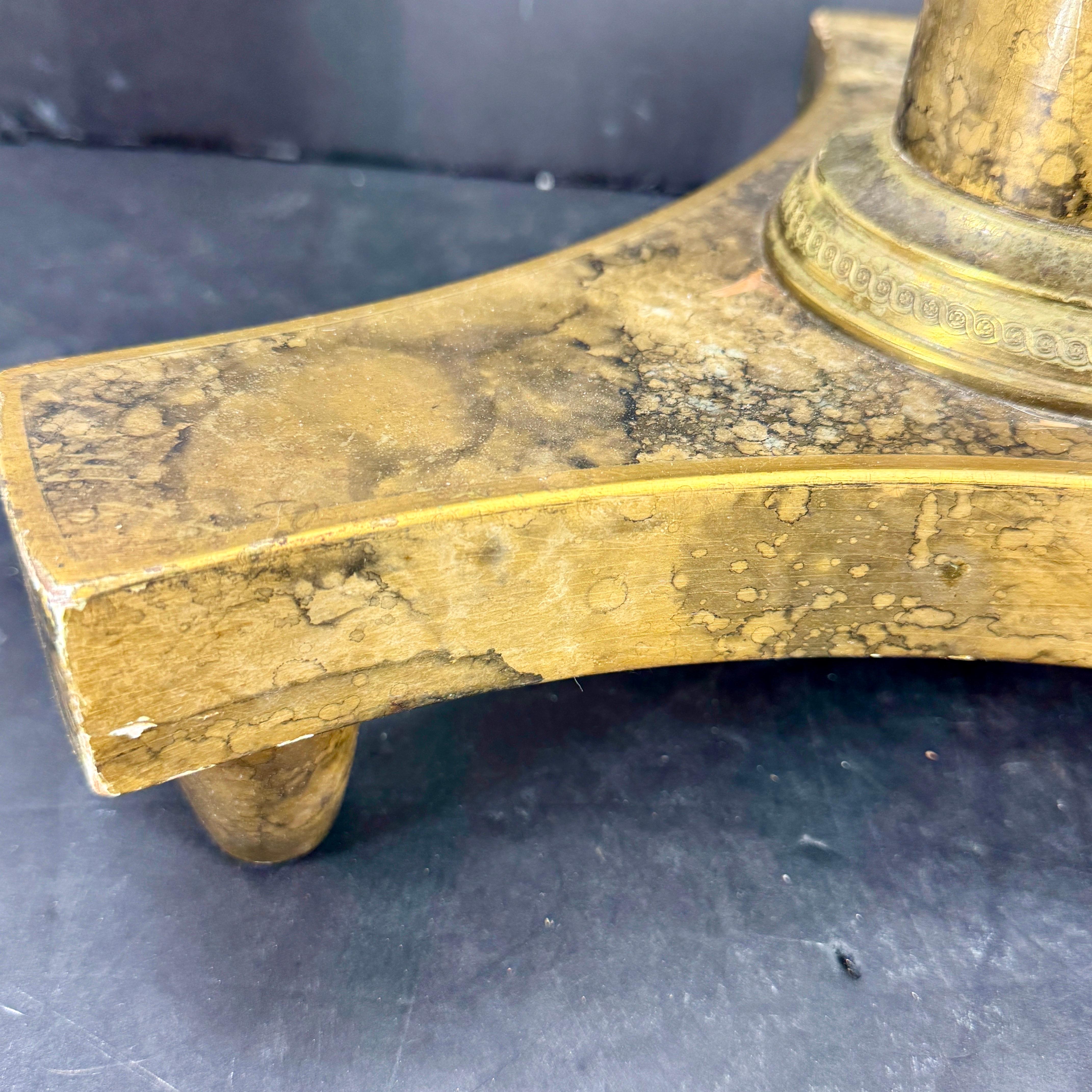 20ième siècle Petite table à piédestal vintage Baker en trompe-l'œil doré en vente