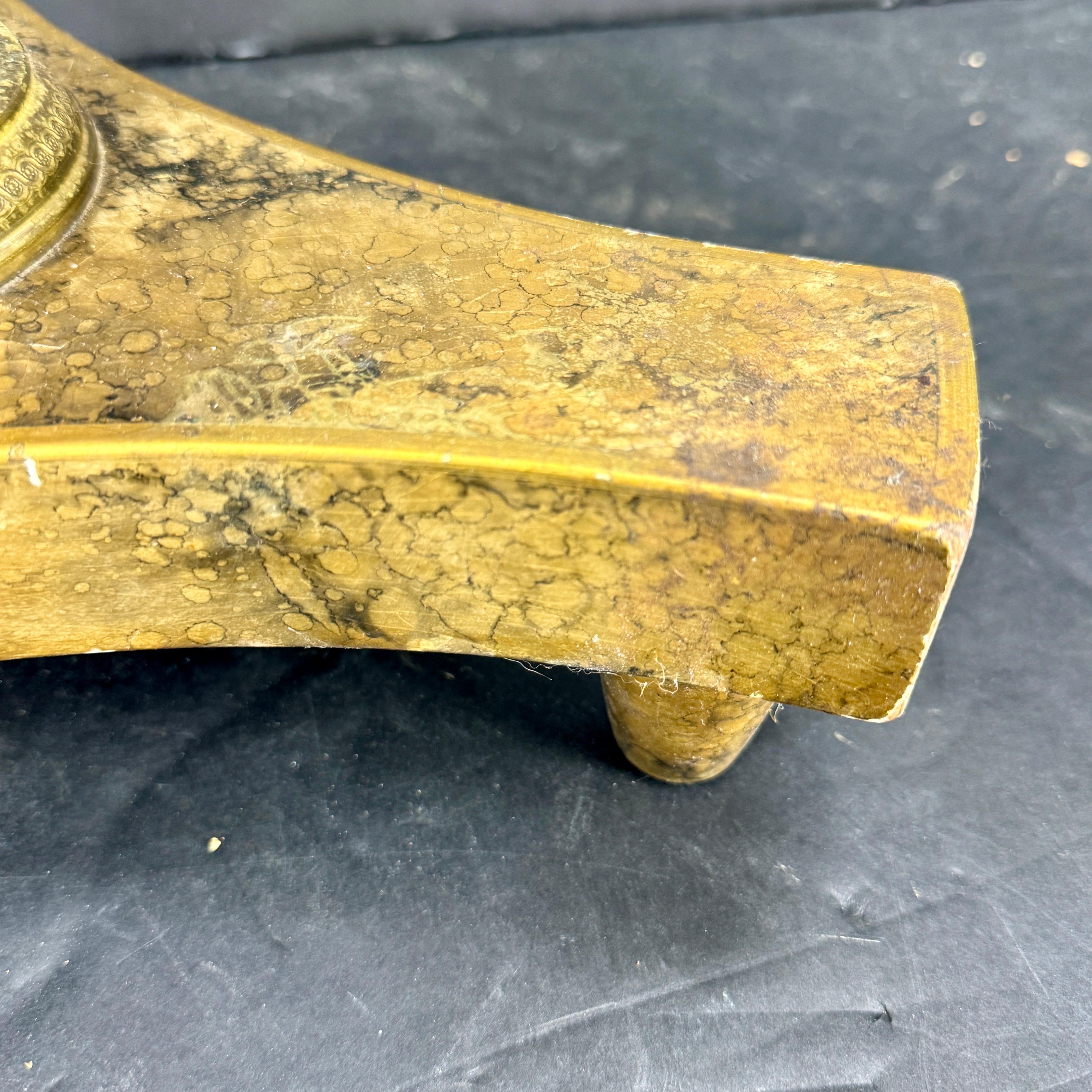 Peinture Petite table à piédestal vintage Baker en trompe-l'œil doré en vente