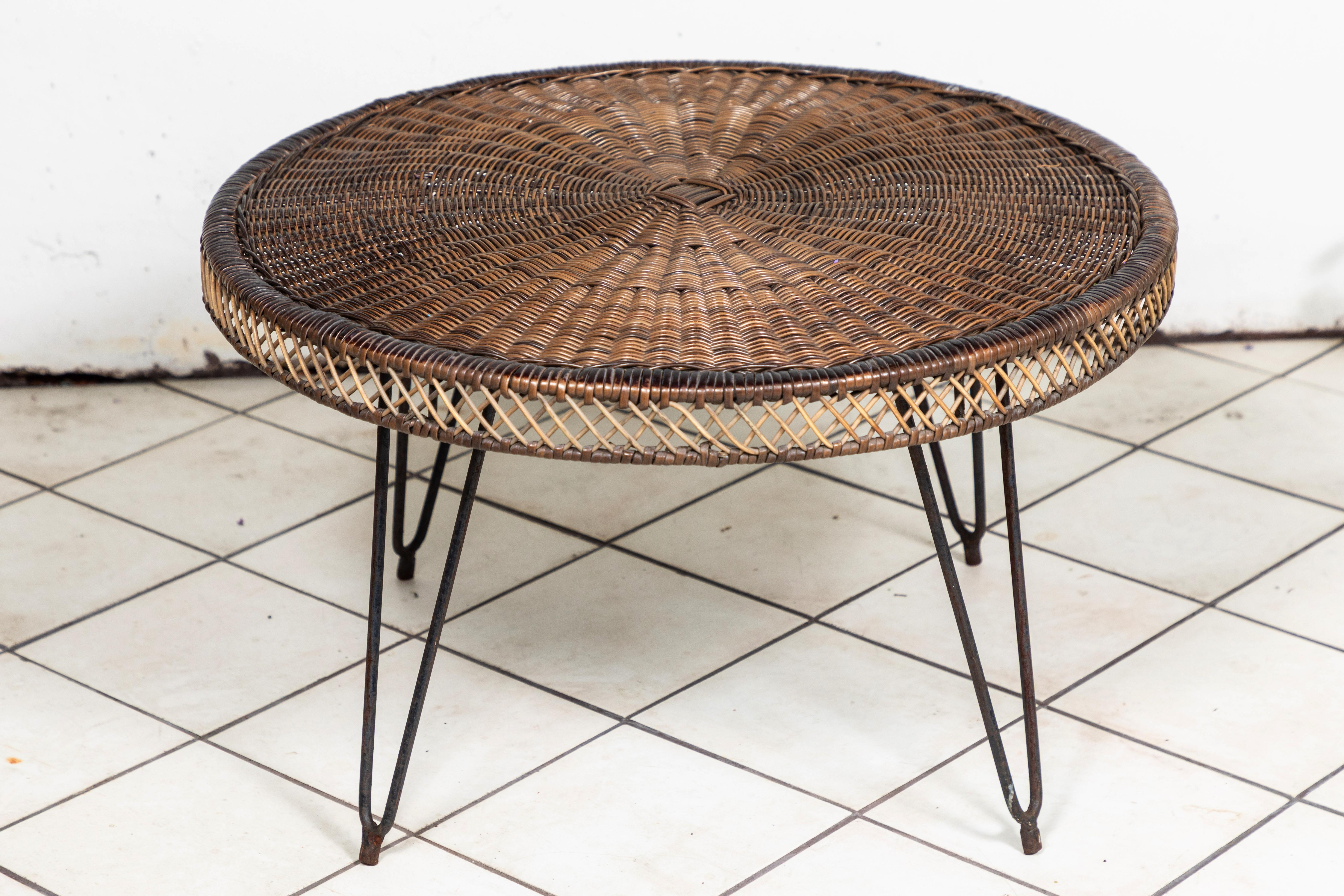 American 1960s small round wicker-top table with hairpin metal legs. Can be used indoor/outdoor.
