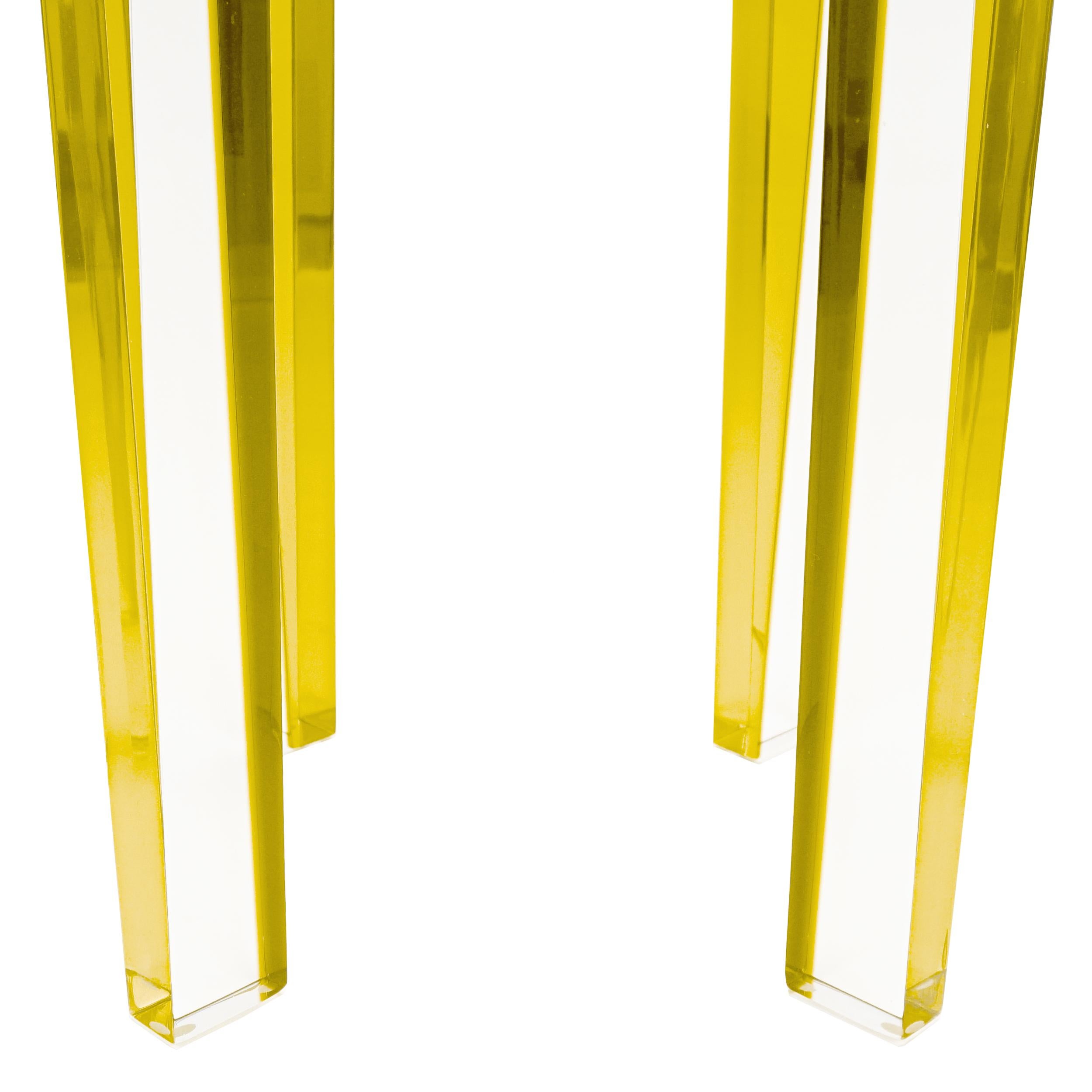 Vierbeiniger runder Beistelltisch aus gelbem Lucite mit vier Beinen im Angebot 11