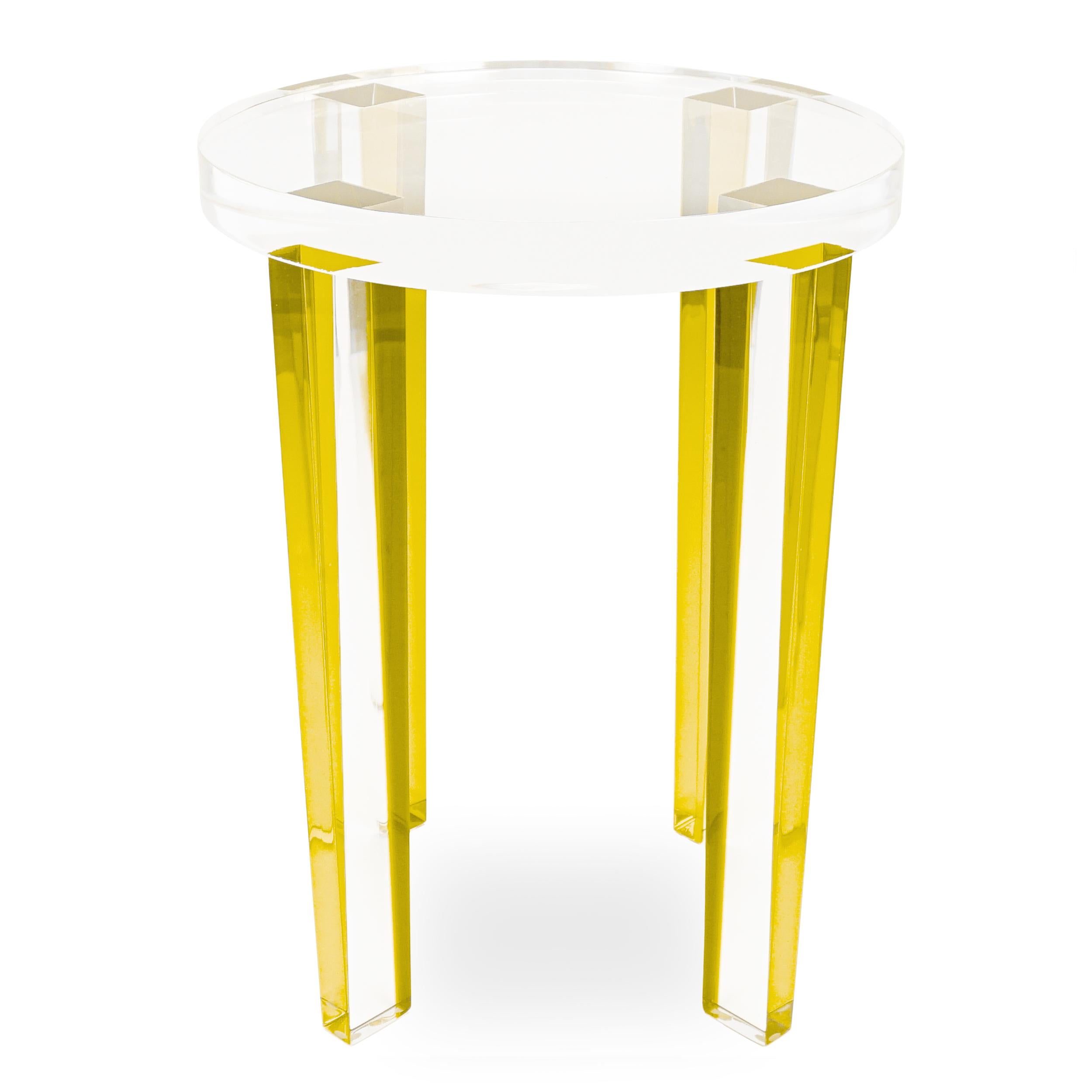 Dieser runde Beistelltisch aus Lucite wurde mit gelben Lucite-Beinen und einer klaren Lucite-Platte gebaut. Dieser kleine Beistelltisch reflektiert das Licht und sorgt für eine große Wirkung.

Gesamt: 15 