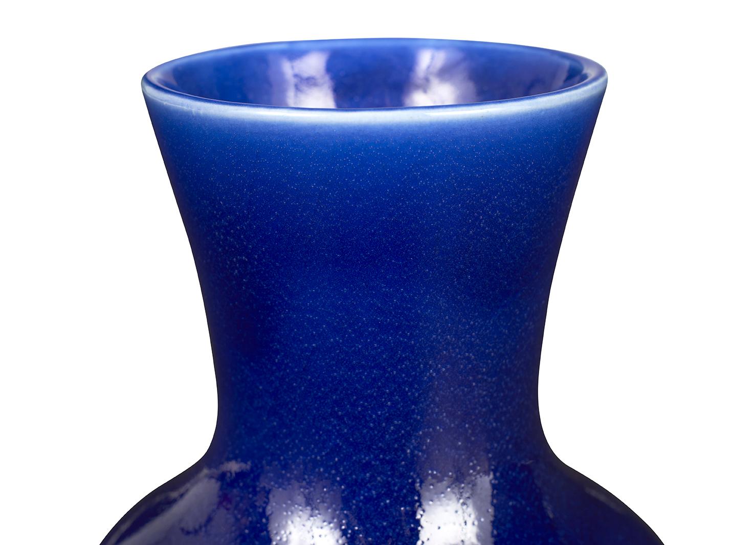 Petit vase bleu royal  Bon état - En vente à Dallas, TX