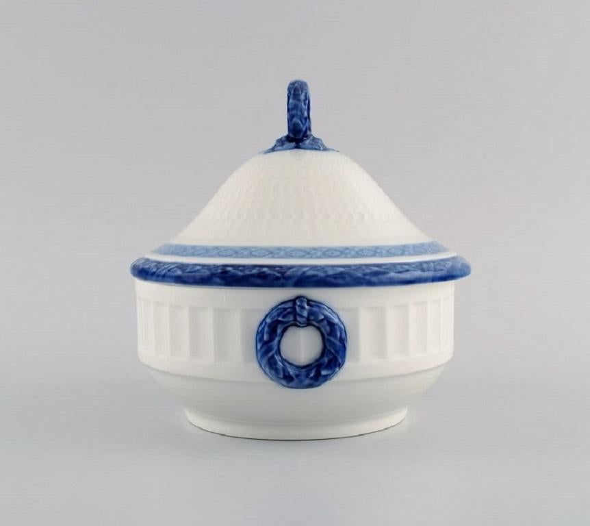 Small Royal Copenhagen Blue Fan lidded tureen. Dated 1968.
Designed by Arnold Krog in 1909.
Measures: 15 x 14.5 cm.
In excellent condition.
Stamped.
1st factory quality.