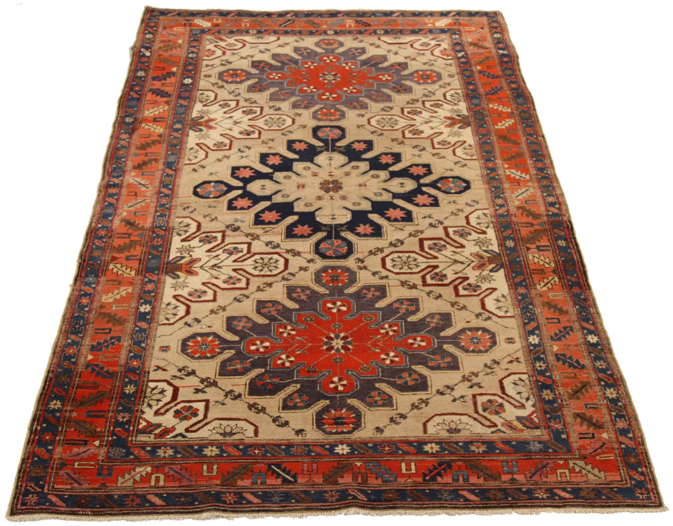 Découvrez l'élégance du petit tapis de style russe de Circa 1940. Conçu avec de la laine et de l'IvoireBleu marineRougeTaupe, ce design exclusif est parfait pour mettre en valeur votre espace.