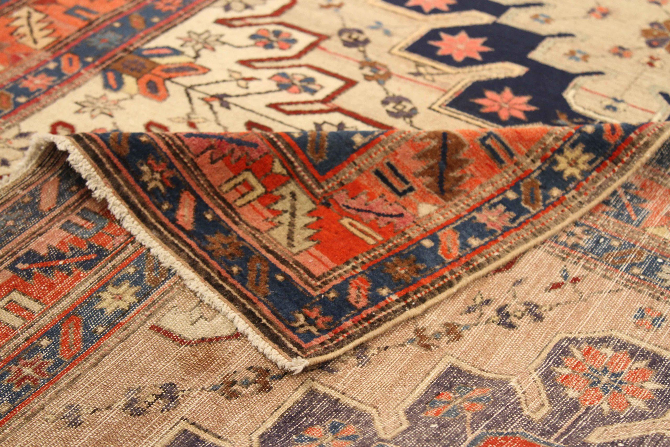 Russe Petit tapis russe des années 1940 - Laine ivoire bleu marine bleu rouge taupe 72562 en vente