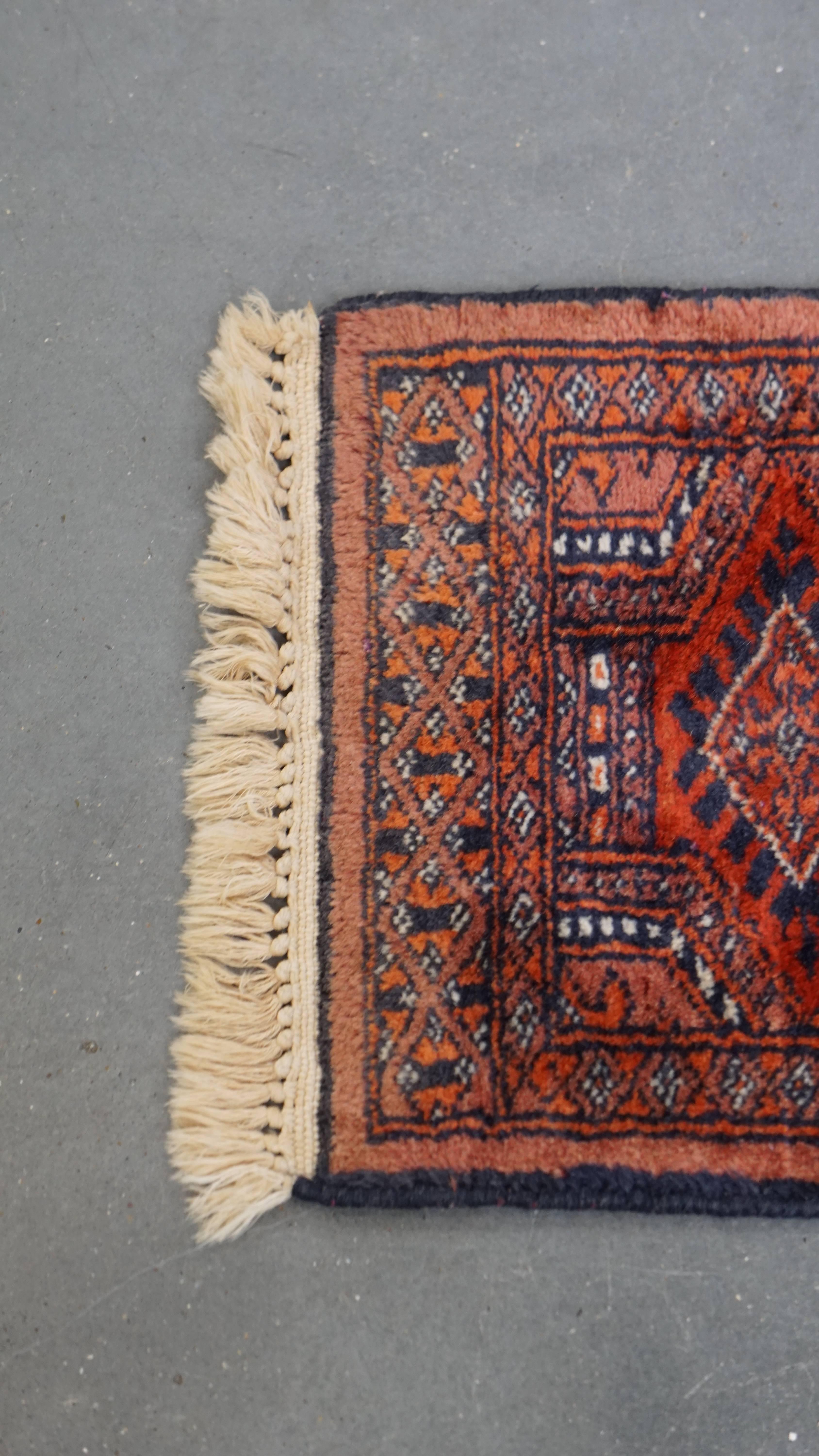 Se ofrece: esta pequeña y encantadora alfombra decorativa oriental con un bonito dibujo, de 38x30 cm. Deja que tu hogar brille con esta preciosa alfombra. Presenta colores preciosos y detalles asombrosos. Este tipo de alfombras no sólo son un