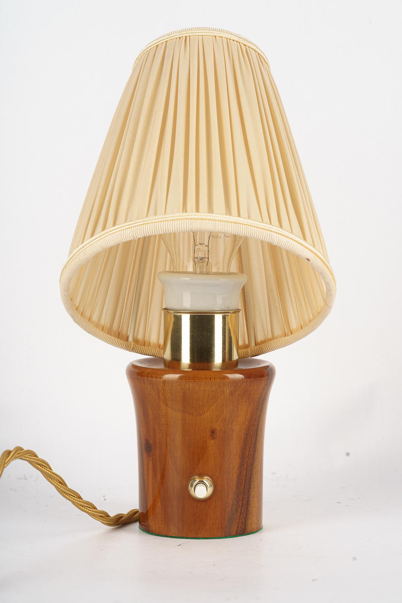 Pequeña lámpara de mesa Rupert Nikoll de madera de cerezo con pantalla de tela viena alrededor de los años 50
Latón pulido y esmaltado al horno
Madera pulida
Se sustituye la pantalla de tela ( nueva )
Bombilla e27