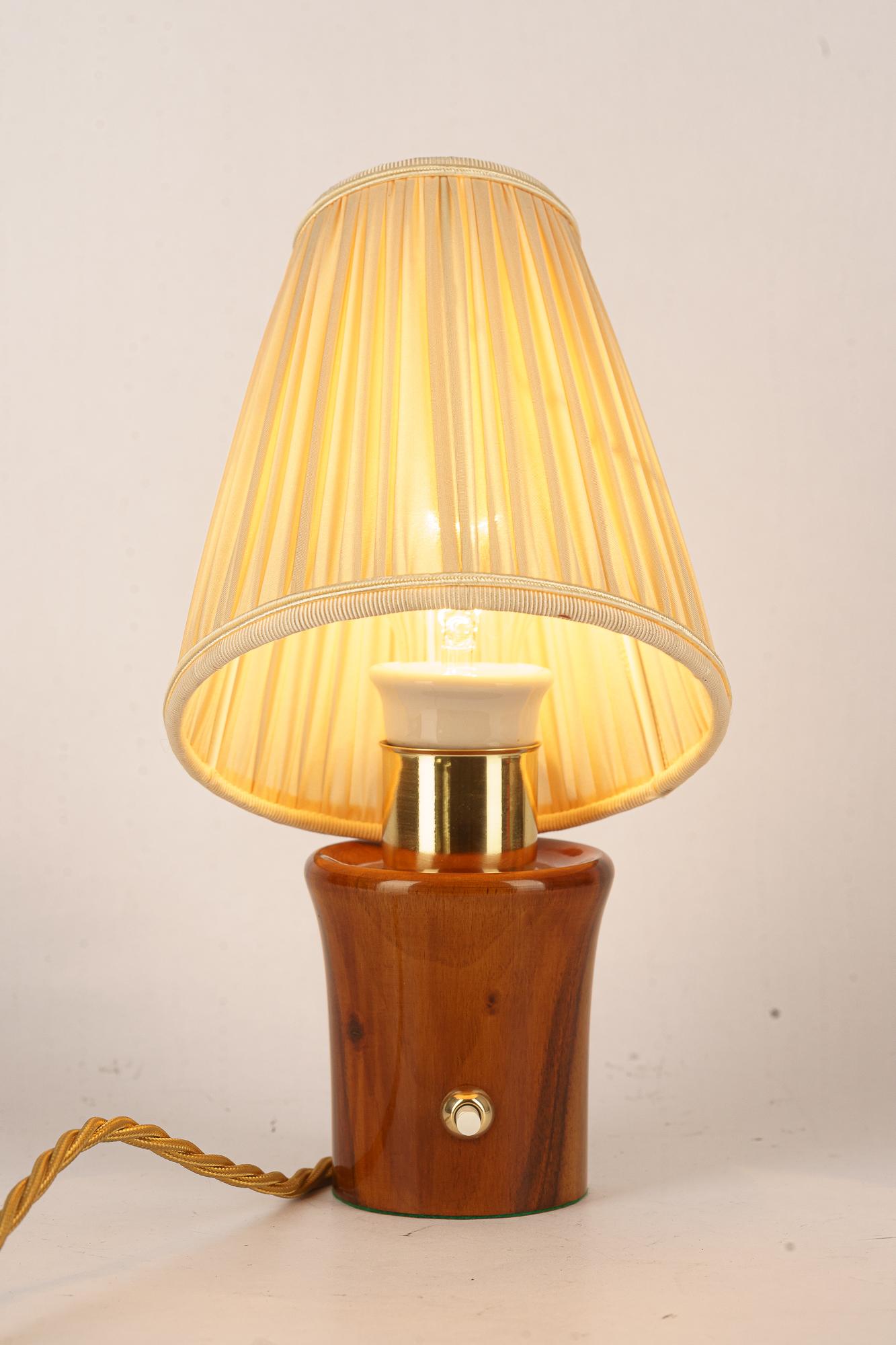 Pequeña lámpara de mesa Rupert Nikoll de madera de cerezo con pantalla de tela viena alrededor de los años 50 Latón en venta