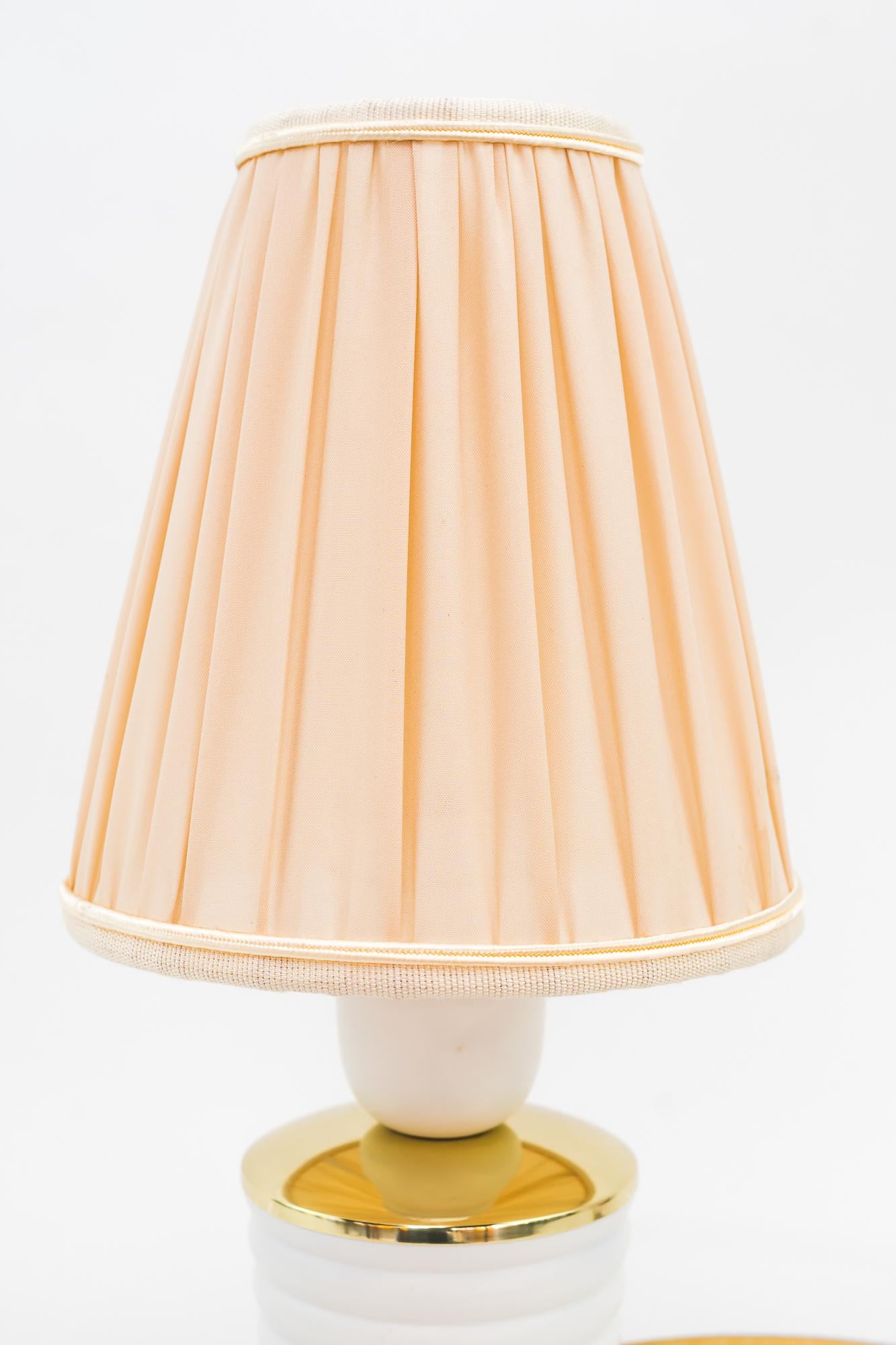 Autrichien Petite lampe de table Rupert Nikoll avec abat-jour en tissu Vers 1950 en vente