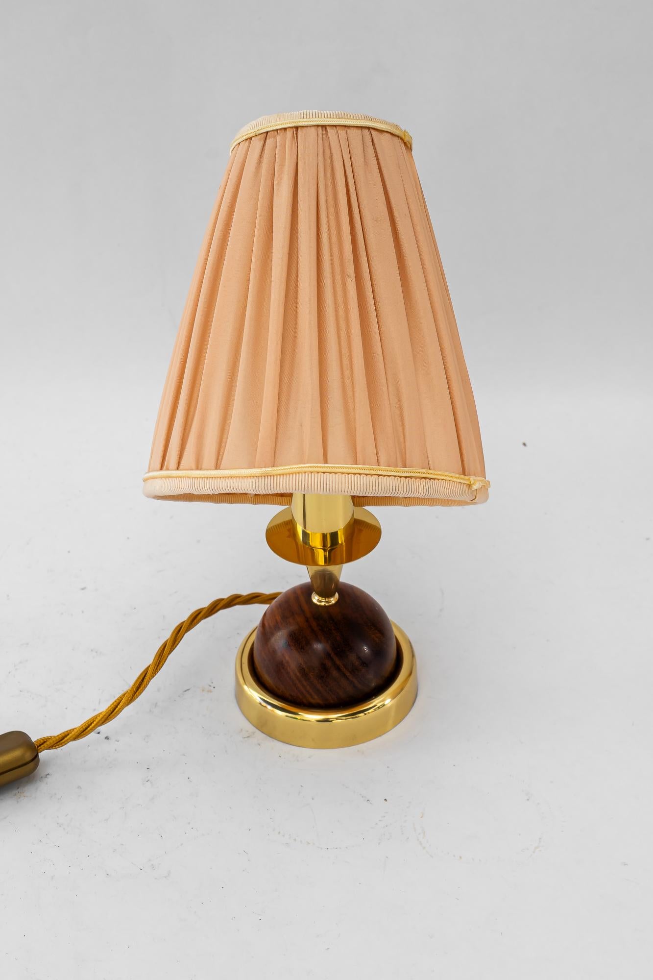 Pequeña lámpara de mesa rupert nikoll con pantalla de tela hacia los años 50 en Bueno estado para la venta en Wien, AT
