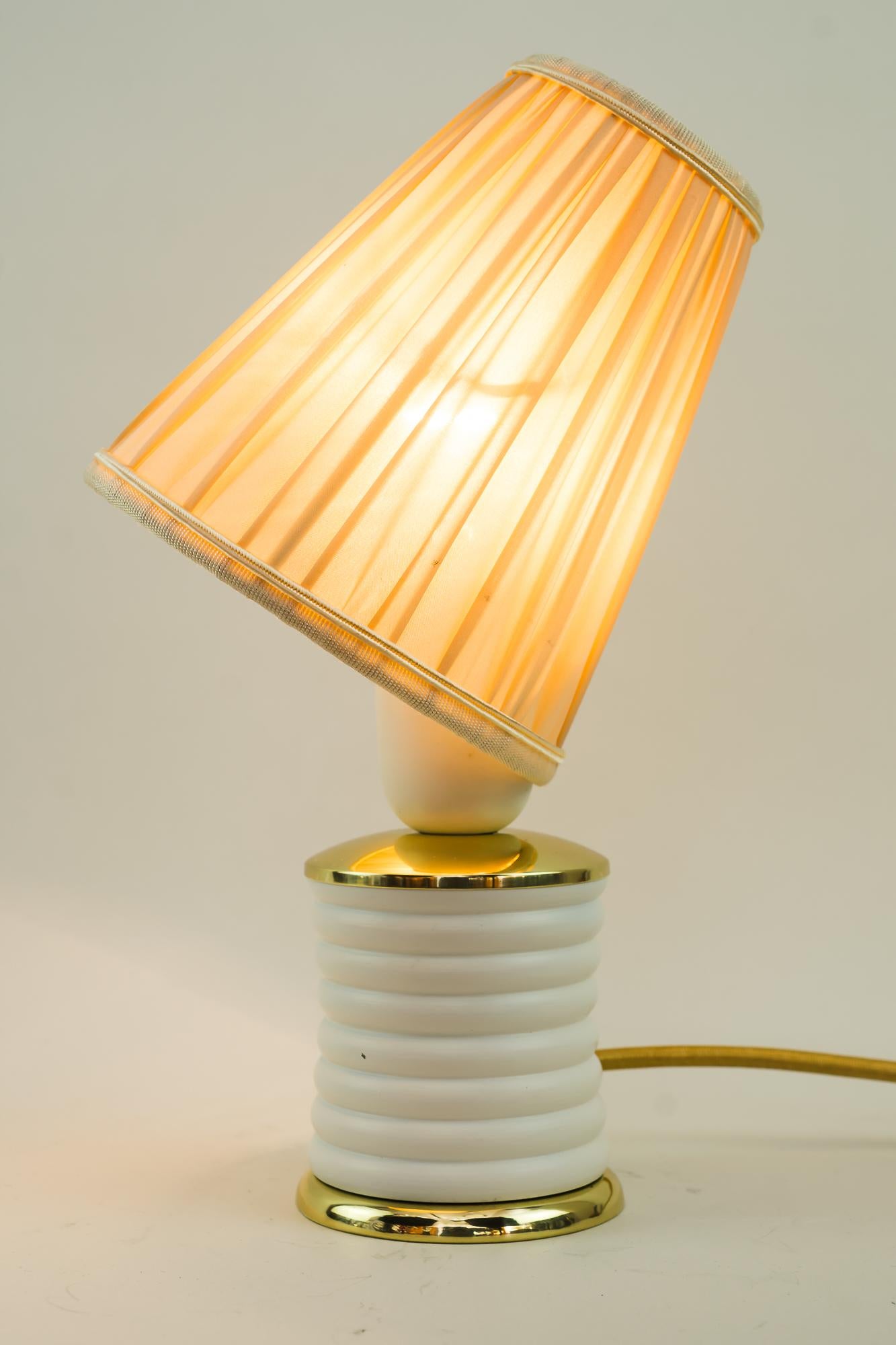 Milieu du XXe siècle Petite lampe de table Rupert Nikoll avec abat-jour en tissu Vers 1950 en vente