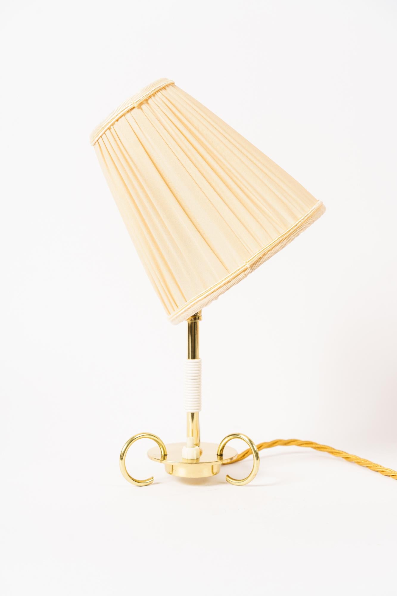 Autrichien Petite lampe de table Rupert Nikoll avec abat-jour en tissu Vienne vers 1950  en vente